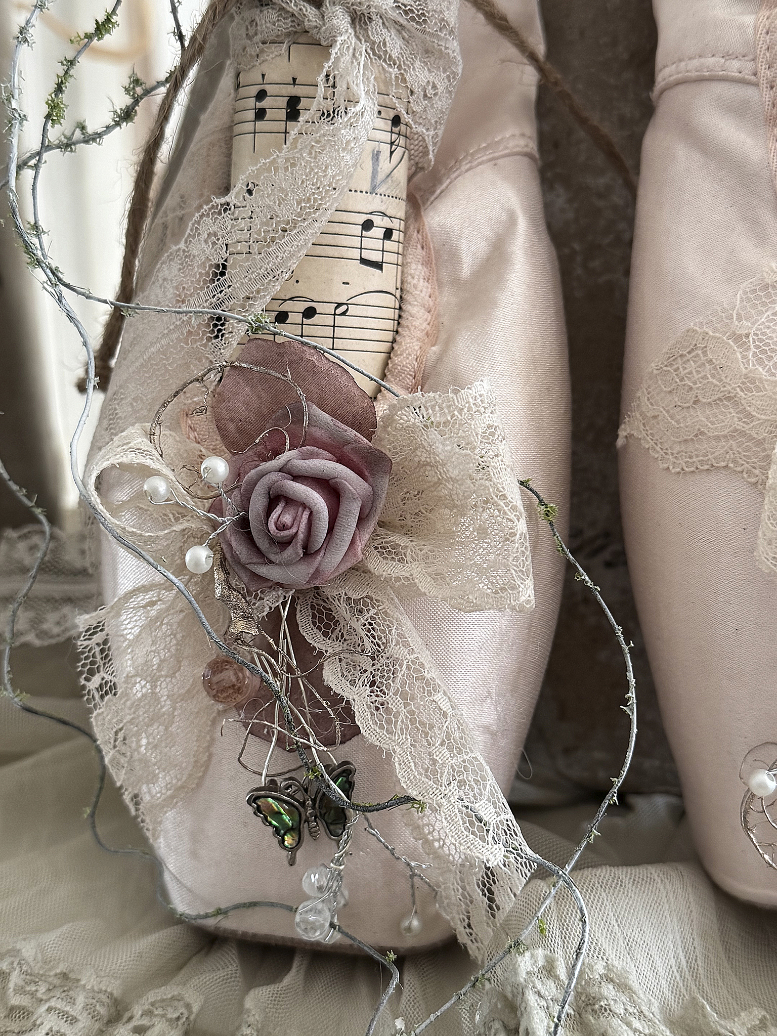 Alte Ballettschuhe Butterfly mit Notenblatt***