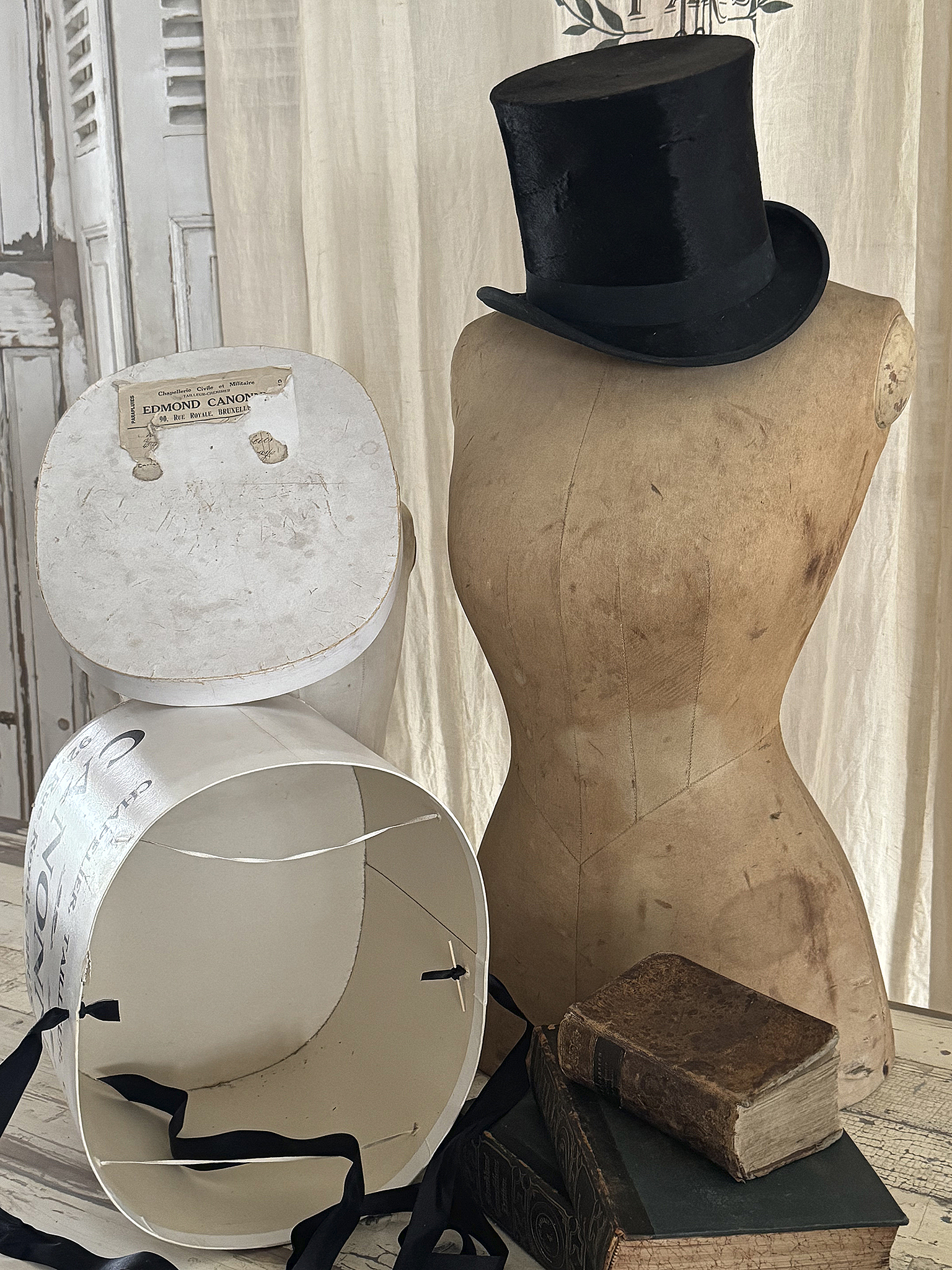  Wunderschöne alte französische Hutschachtel – ein rares Duo mit Zylinder***