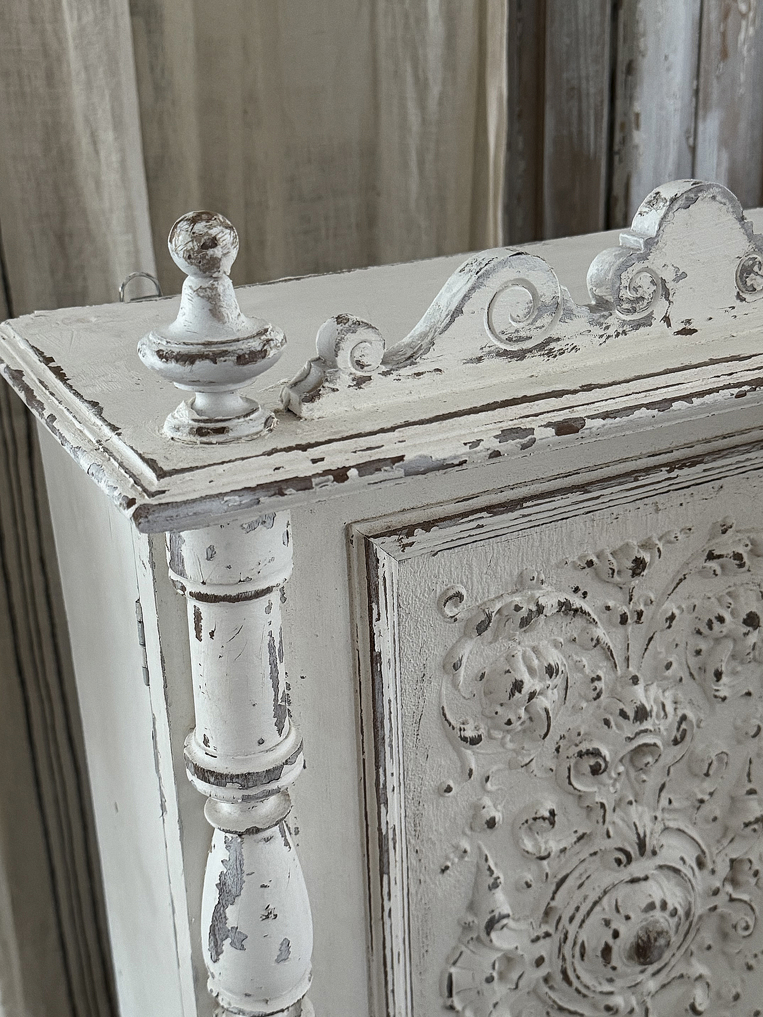 Reizender antiker Shabby-Beistellschrank***