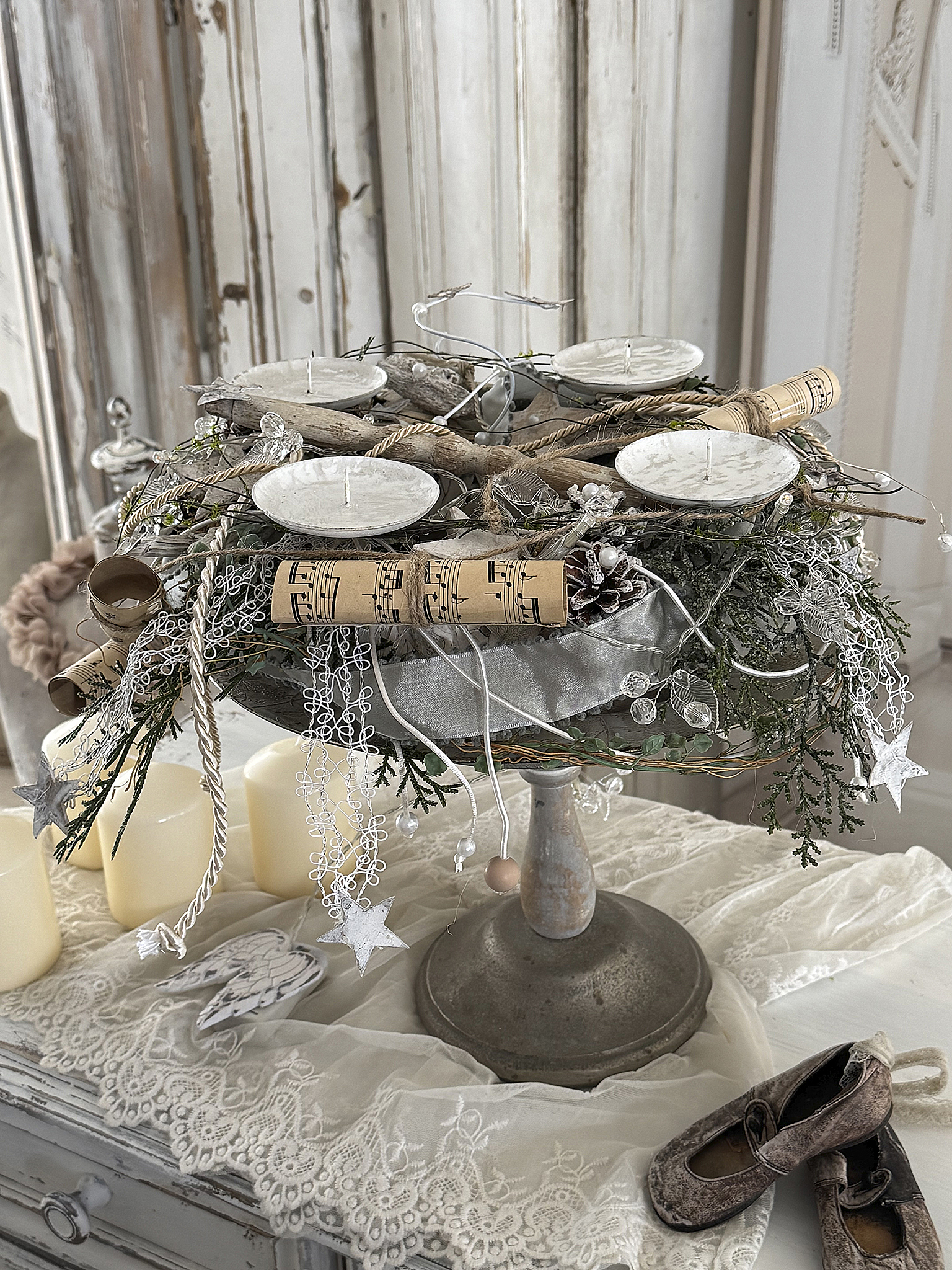 Zauberhafter handgefertigter Adventskranz auf nostalgischer Fußschale – Romantischer Shabby Chic mit Lichterglanz***