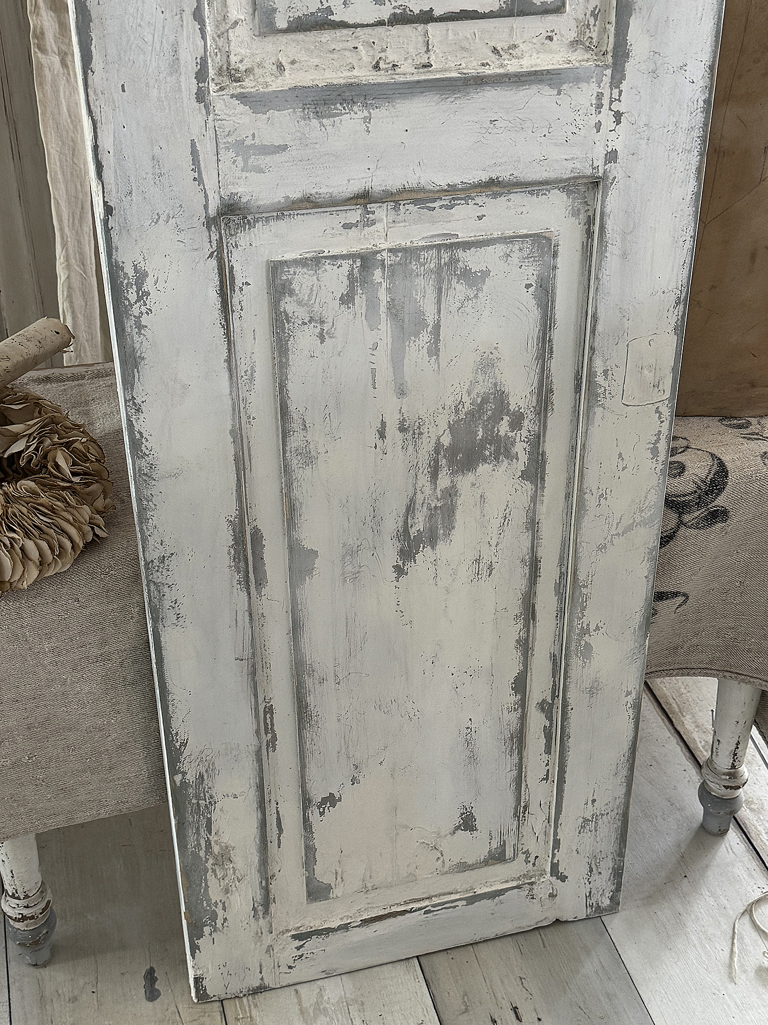 Antiker französischer Shabby-Fensterladen aus Vollholz mit Lilien-Dekor***