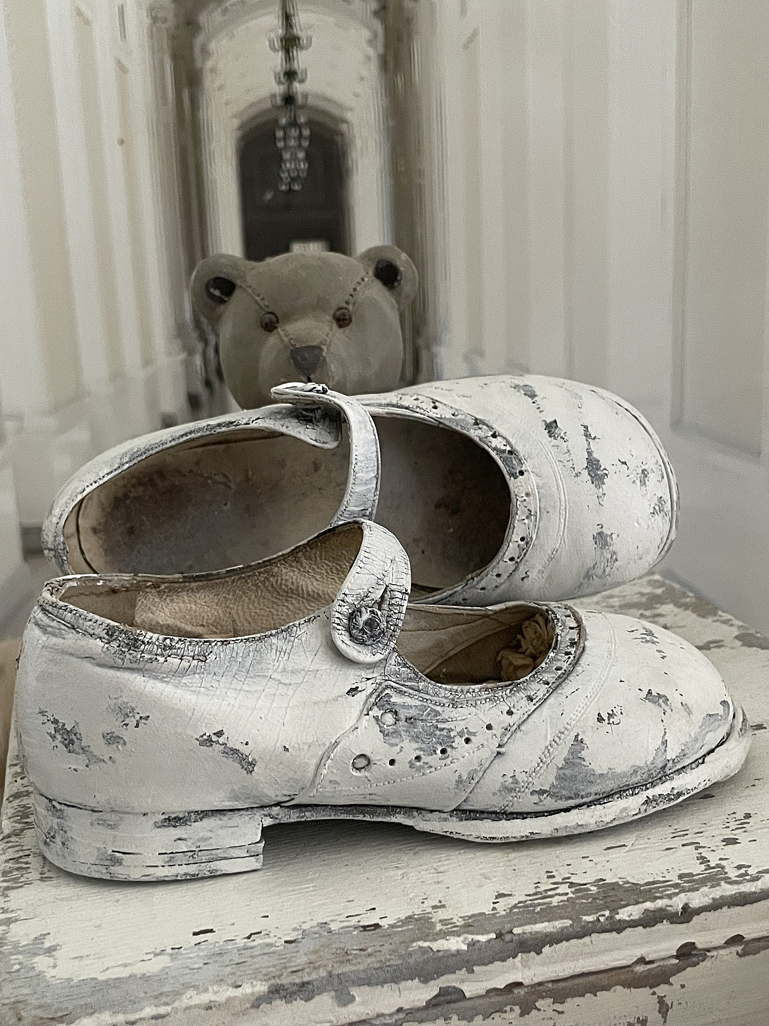 Reizende Kinderschuhe Vintage im weißen Kleid***