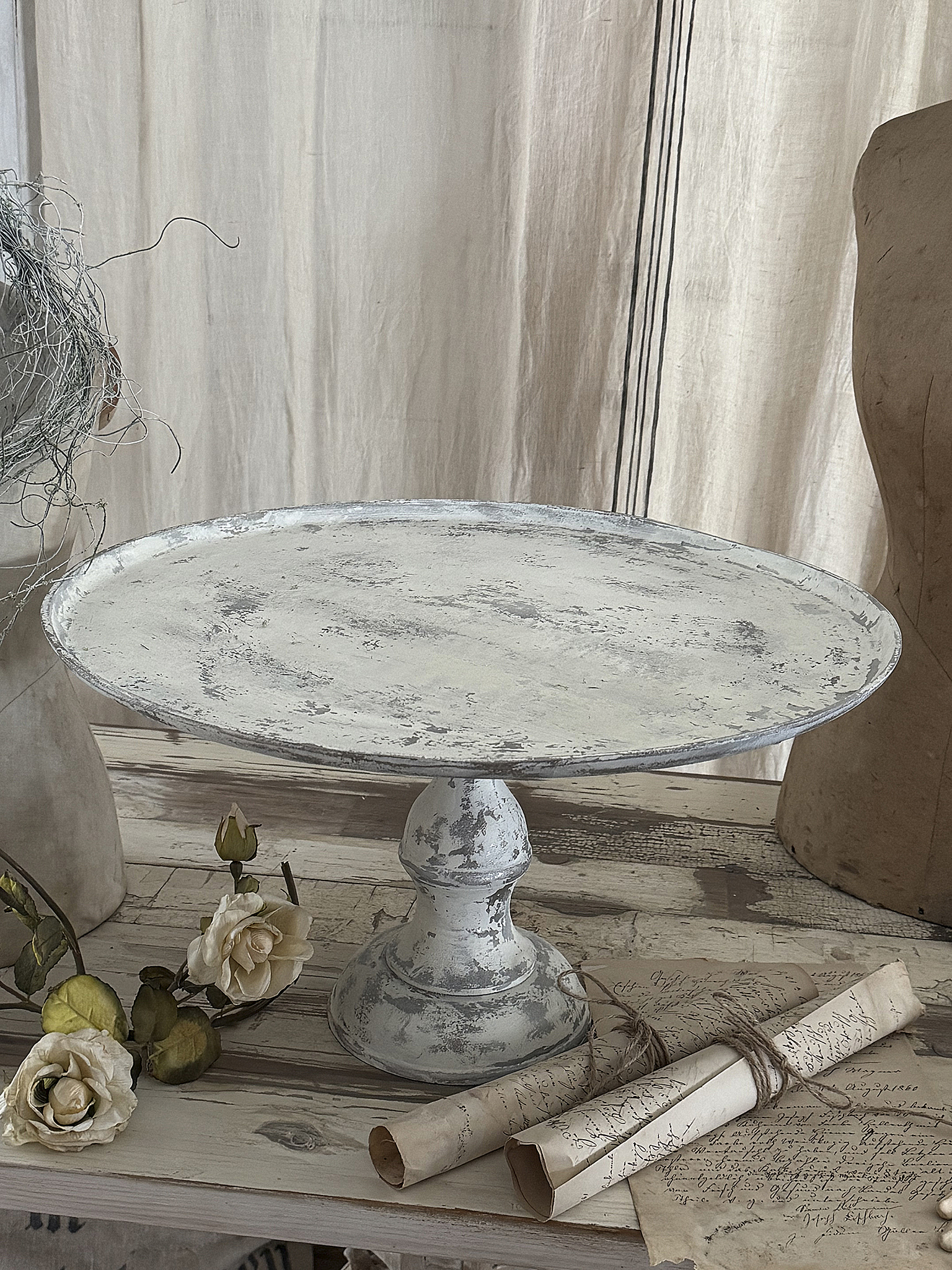 Dekorative große Fußschale im weißen Shabby-Kleid – ein romantisches Ensemble***