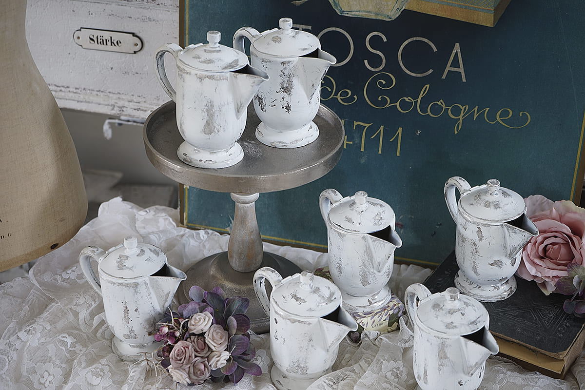 Reizendes altes Cafe´ Kännchen im weißen Kleid