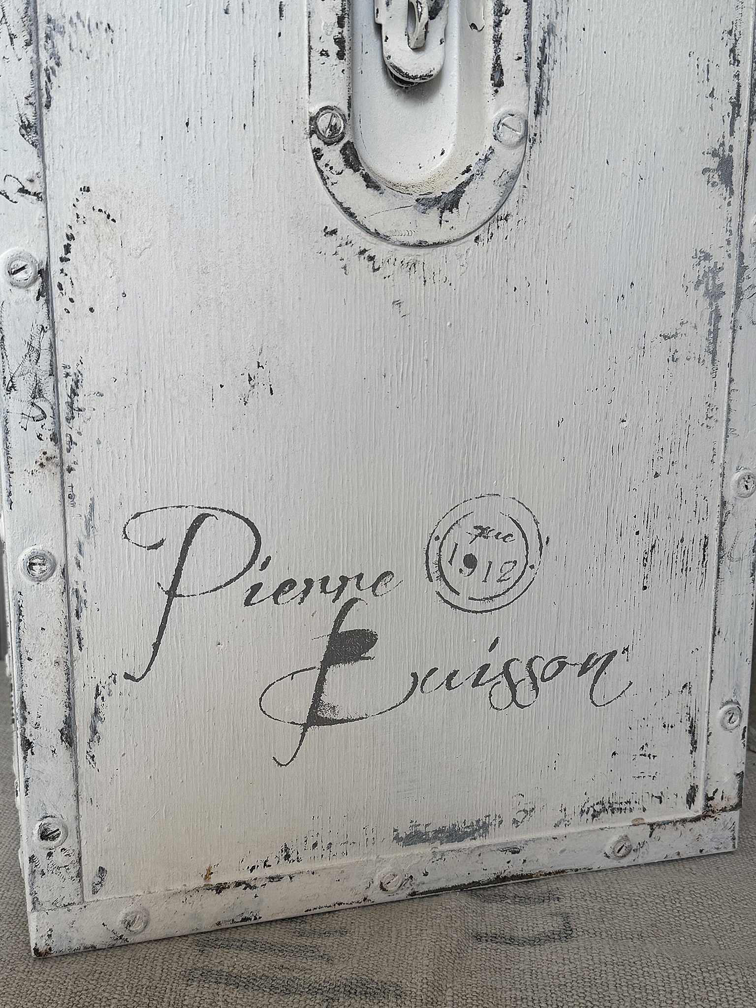 Alte Shabby-Holzkiste mit Metallbeschlägen – Vintage trifft Industriecharme***