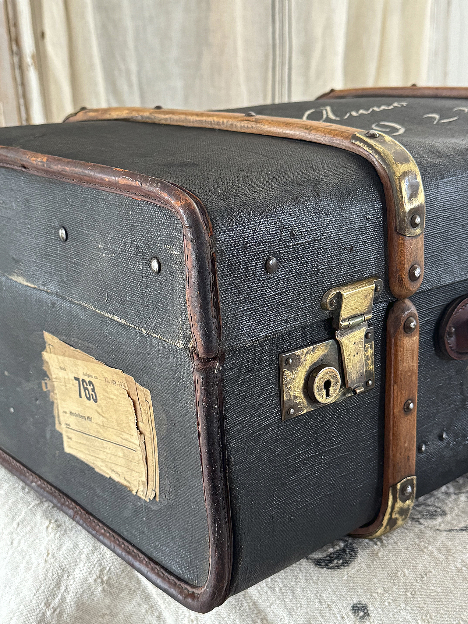 Edler alter Vintage-Koffer mit Eichenholzstreben und Messingdetails um 1923***