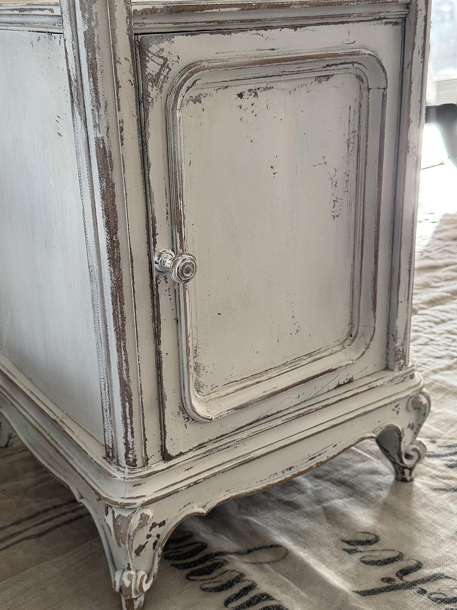 Reizendes, antikes französisches Säulenschränkchen***