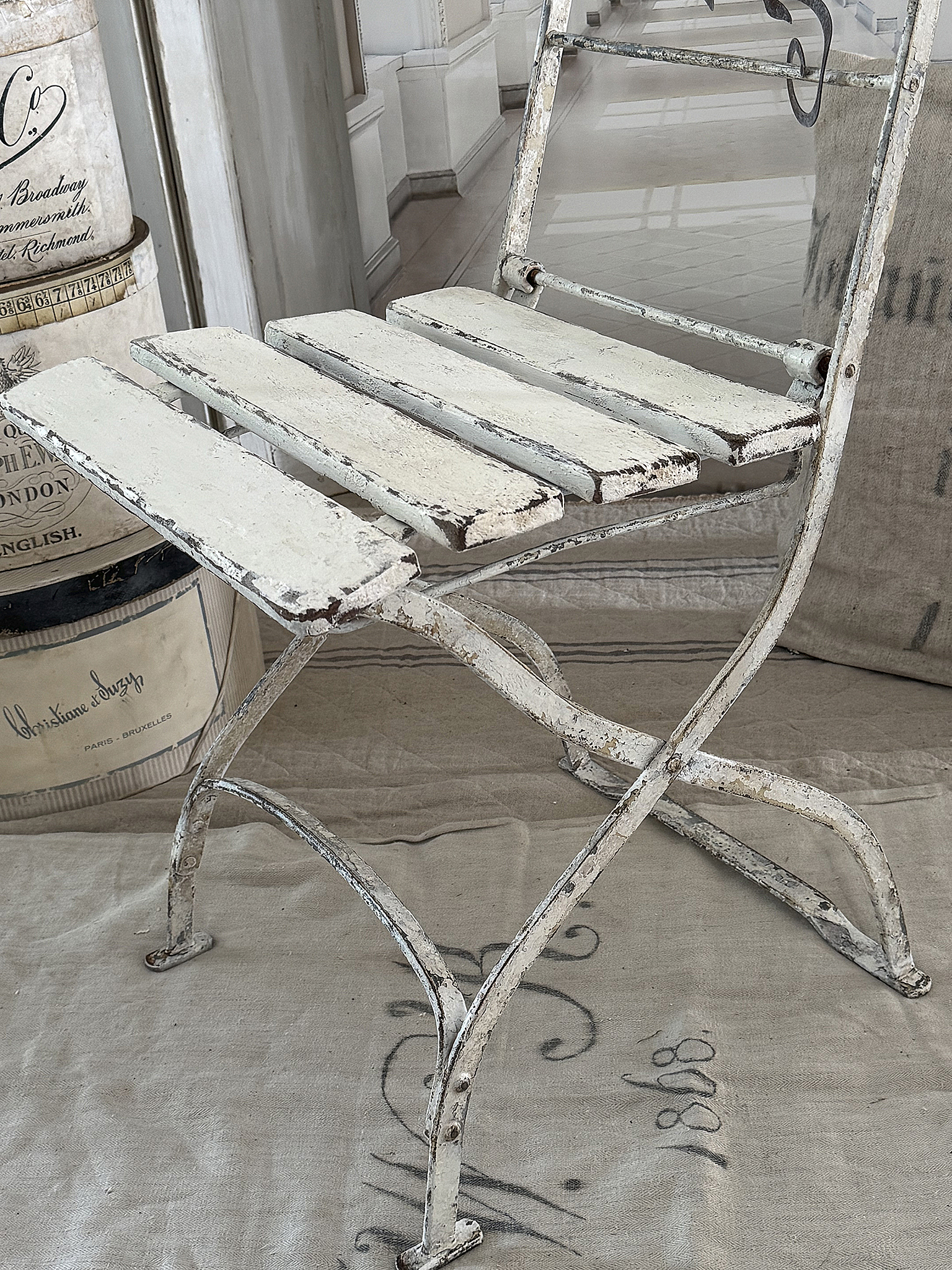 Alter Klappstuhl im weißen Shabby-Look – mit liebevollen Details & Patina***
