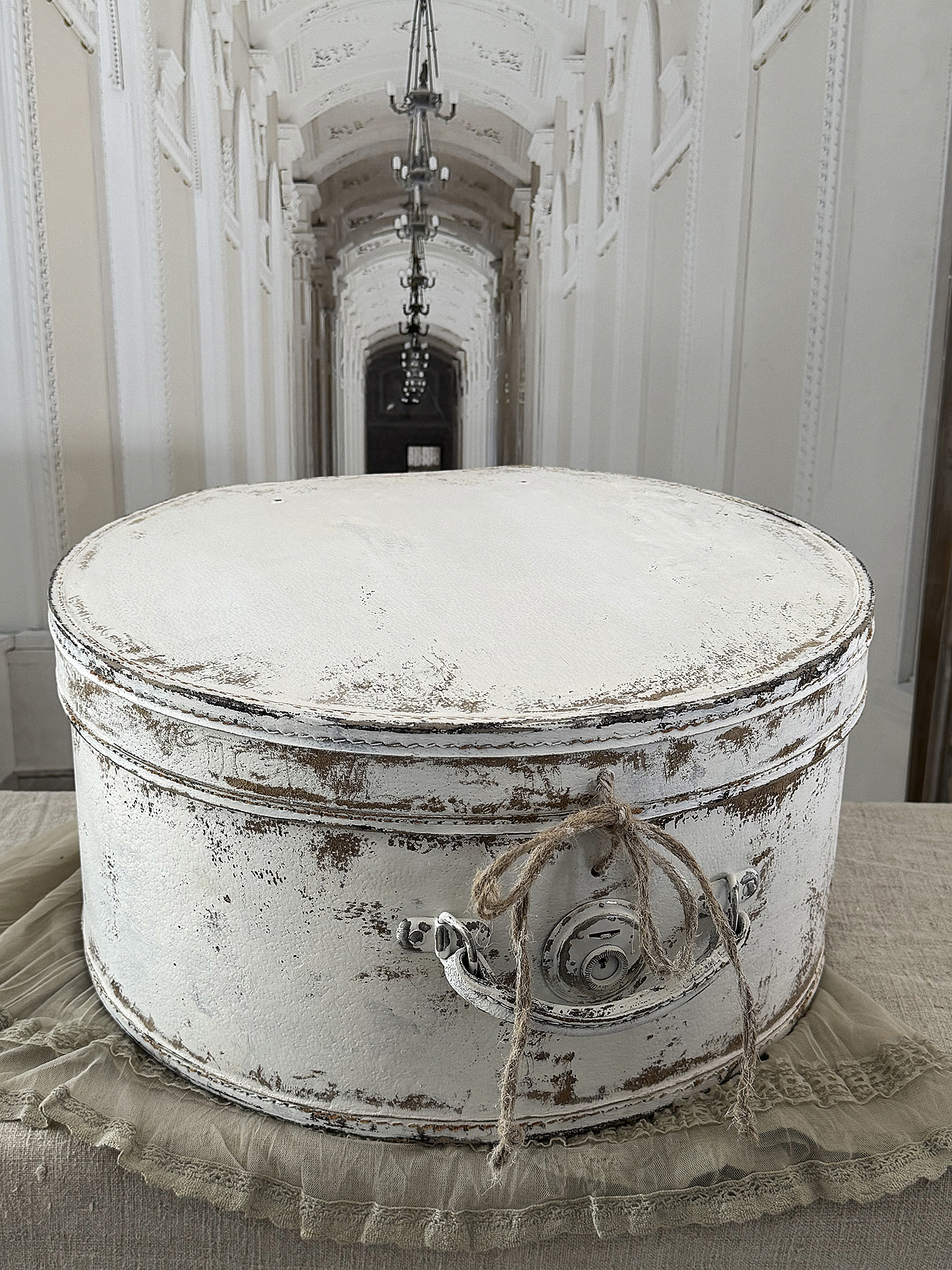 Alter Hutkoffer im mattweißen Shabby-Chic – ein bezauberndes Vintage-Schätzchen mit Patina***