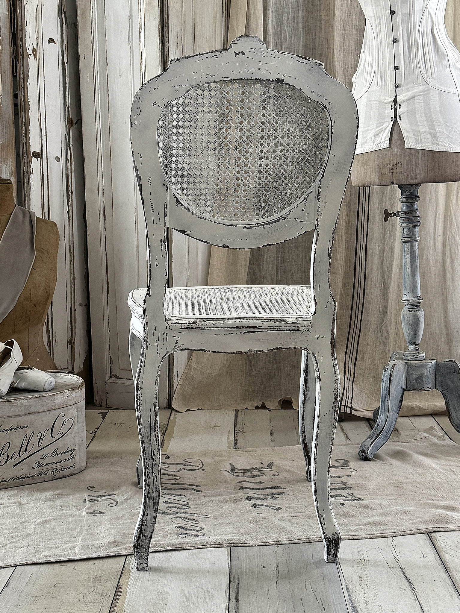 Zarter antiker Chippendale-Stuhl mit Wiener Geflecht – voller Anmut und Charme***