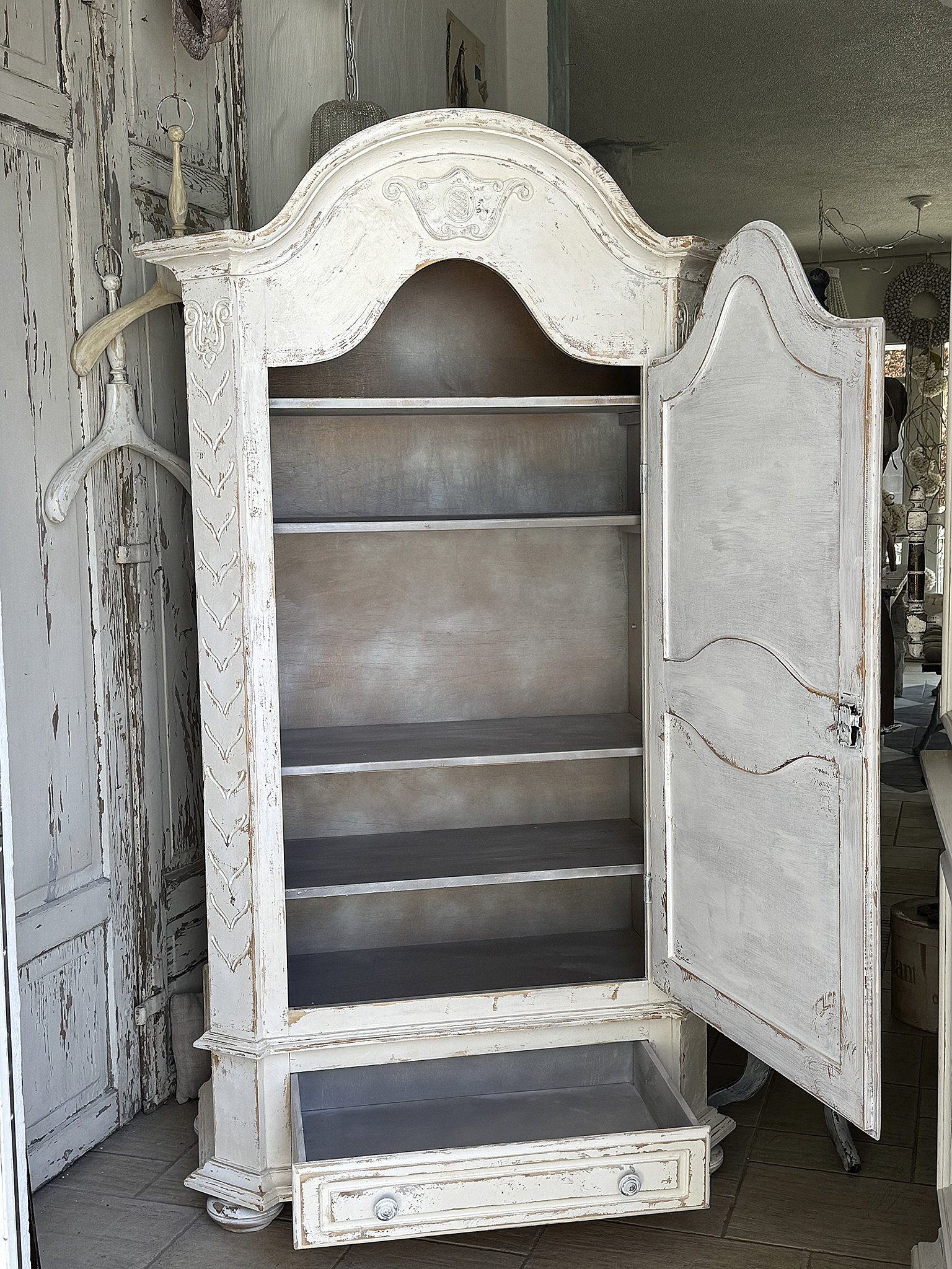 Wunderschöner alter Shabby-Chic Eintürer-Schrank mit geschwungenem Dach*** 