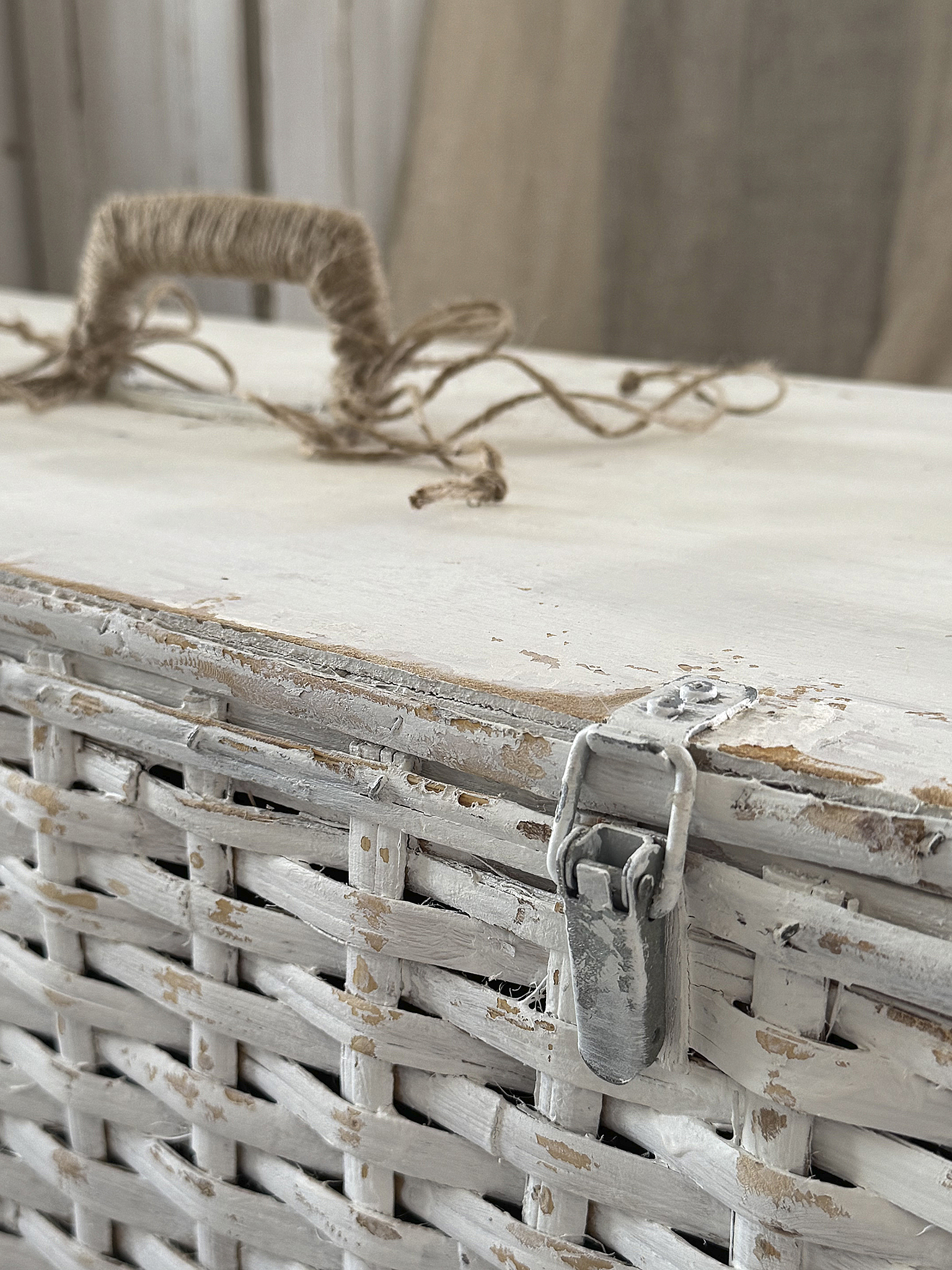  Alter Taubenkorb im weißen Shabby-Kleid – mit französischem Flair und Geschichte***