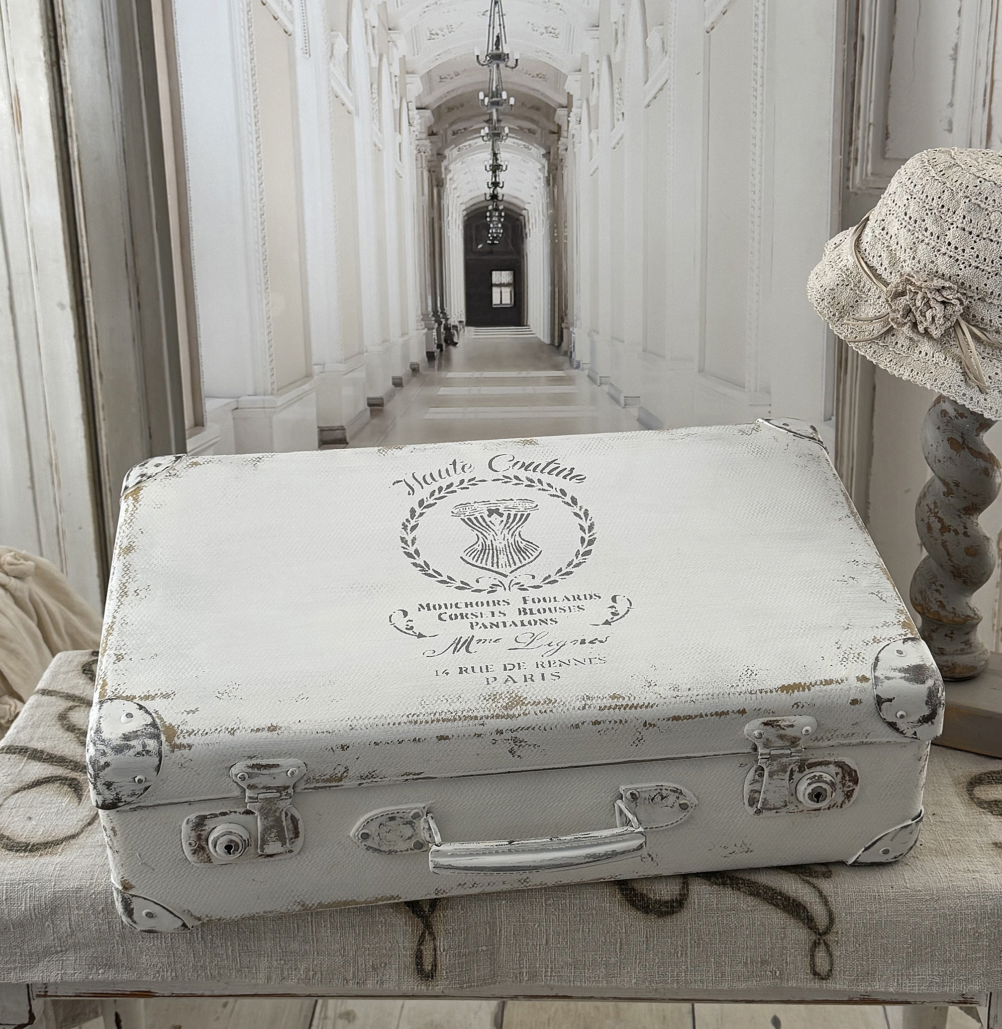 Alter Hartschalenkoffer „Haute Couture“ – Vintage Koffer im französischen Shabby Chic