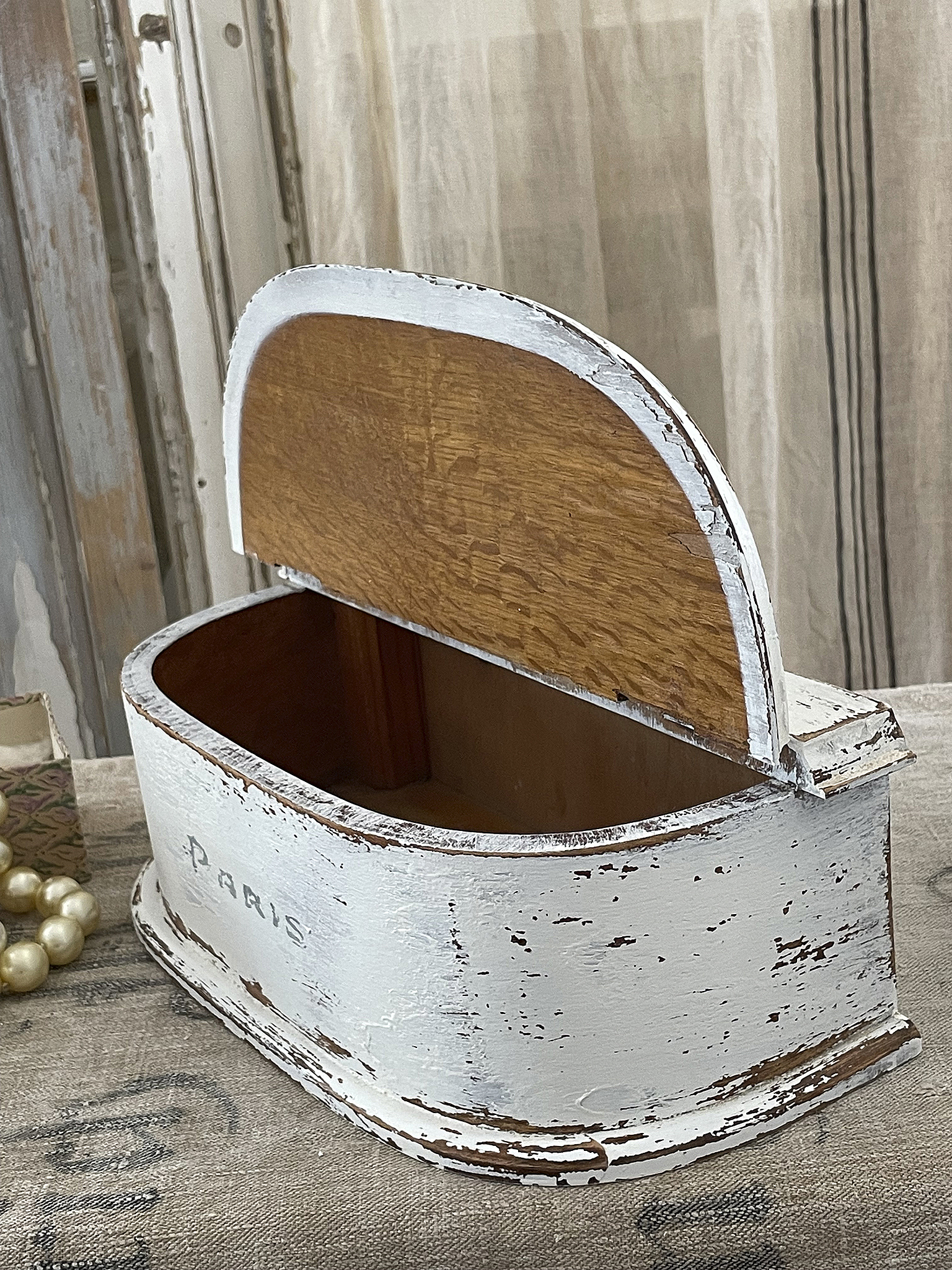 Vintage Aufbewahrungsbox aus Holz mit Paris Schriftzug Holzbox mit vintage Design und Paris Schriftzug, geöffnet, aus weißem und natürlichem Holz
