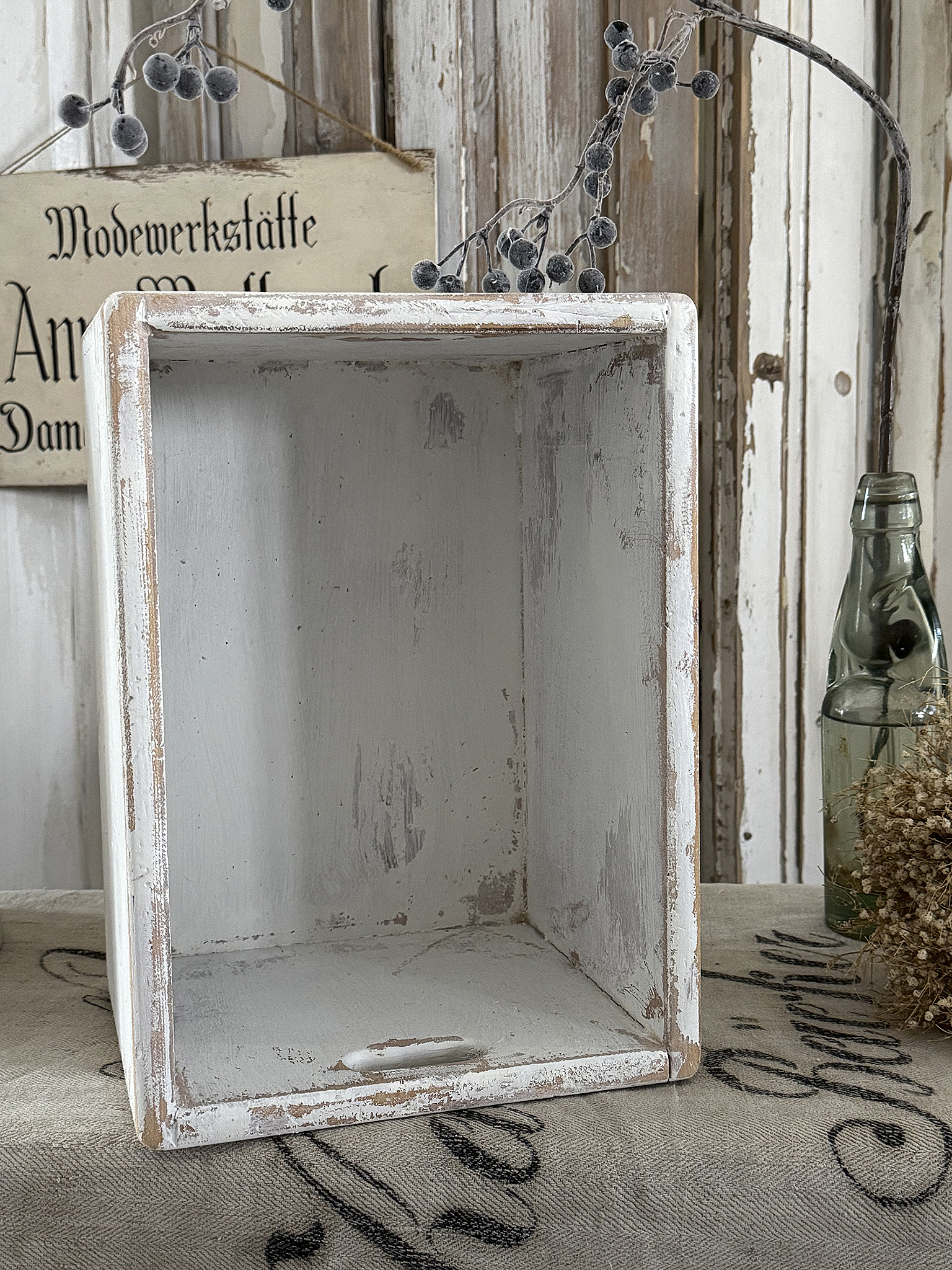 Alte Holzkiste-Schlehdornblüten***