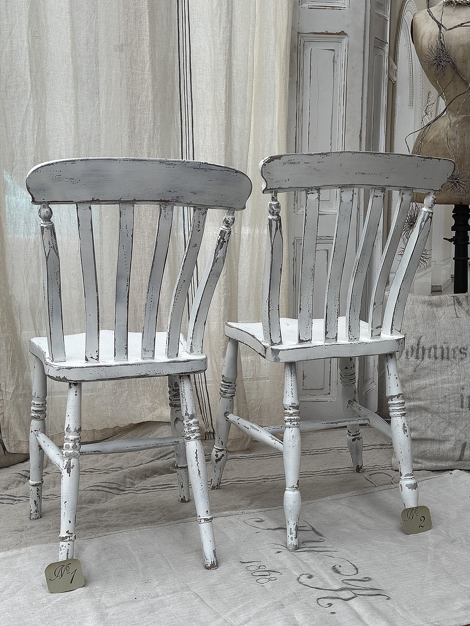 Reizender alter Bauernstuhl im weißen Shabby-Kleid