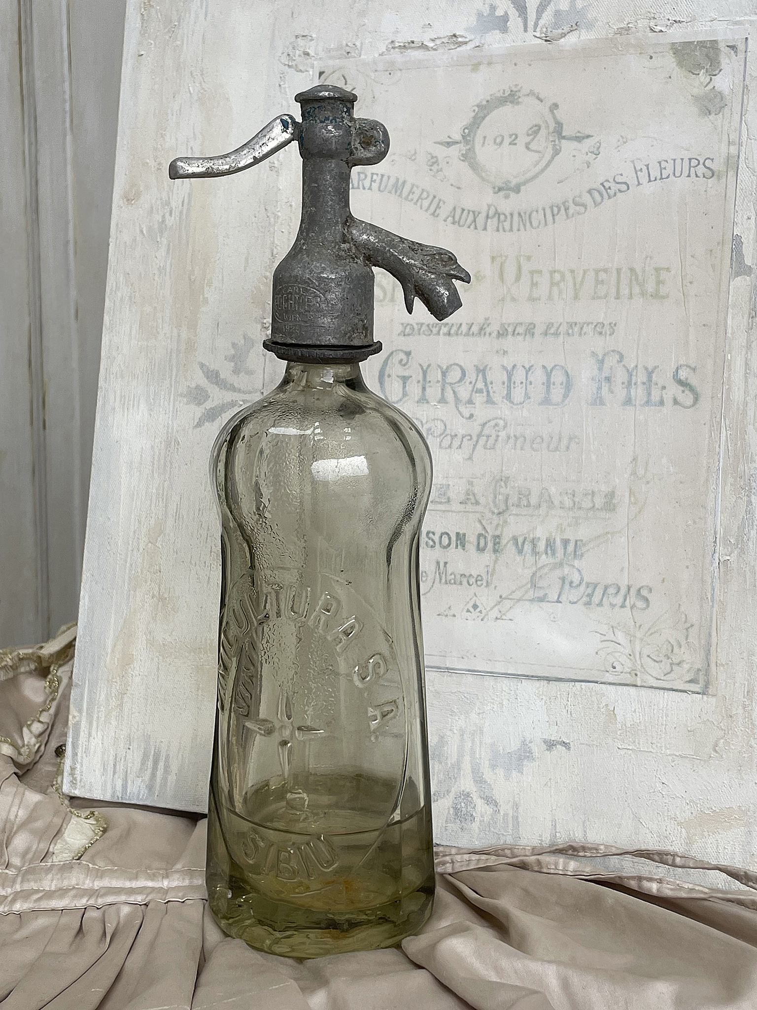 Antike Wassersprühflasche aus Glas mit Metallaufsatz Vintage Wassersprühflasche aus Glas mit dekorativem Metallverschluss und Flaschenaufschrift