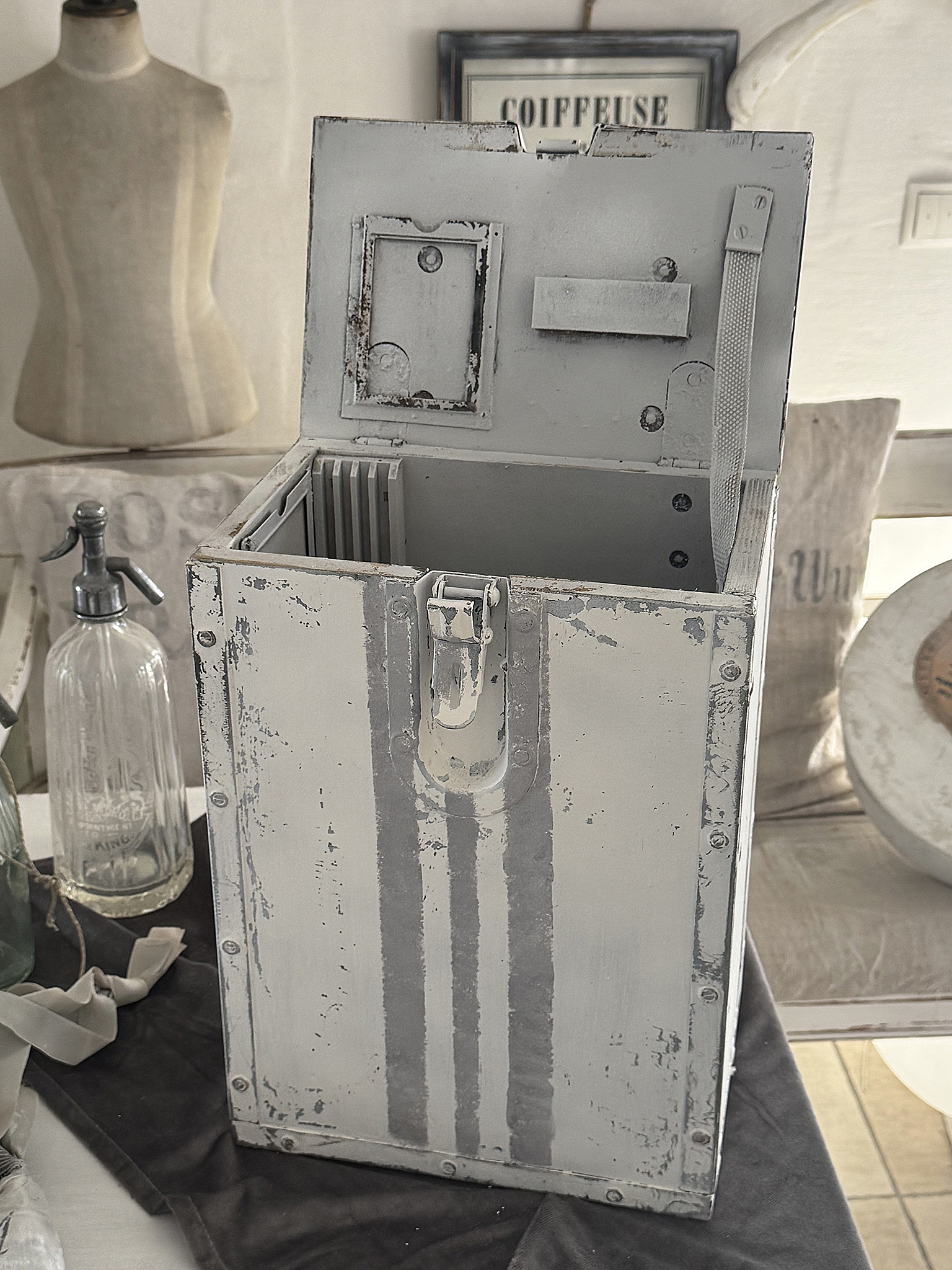 Alte Shabby-Holzkiste mit Metallbeschlägen – Vintage trifft Industriecharme***