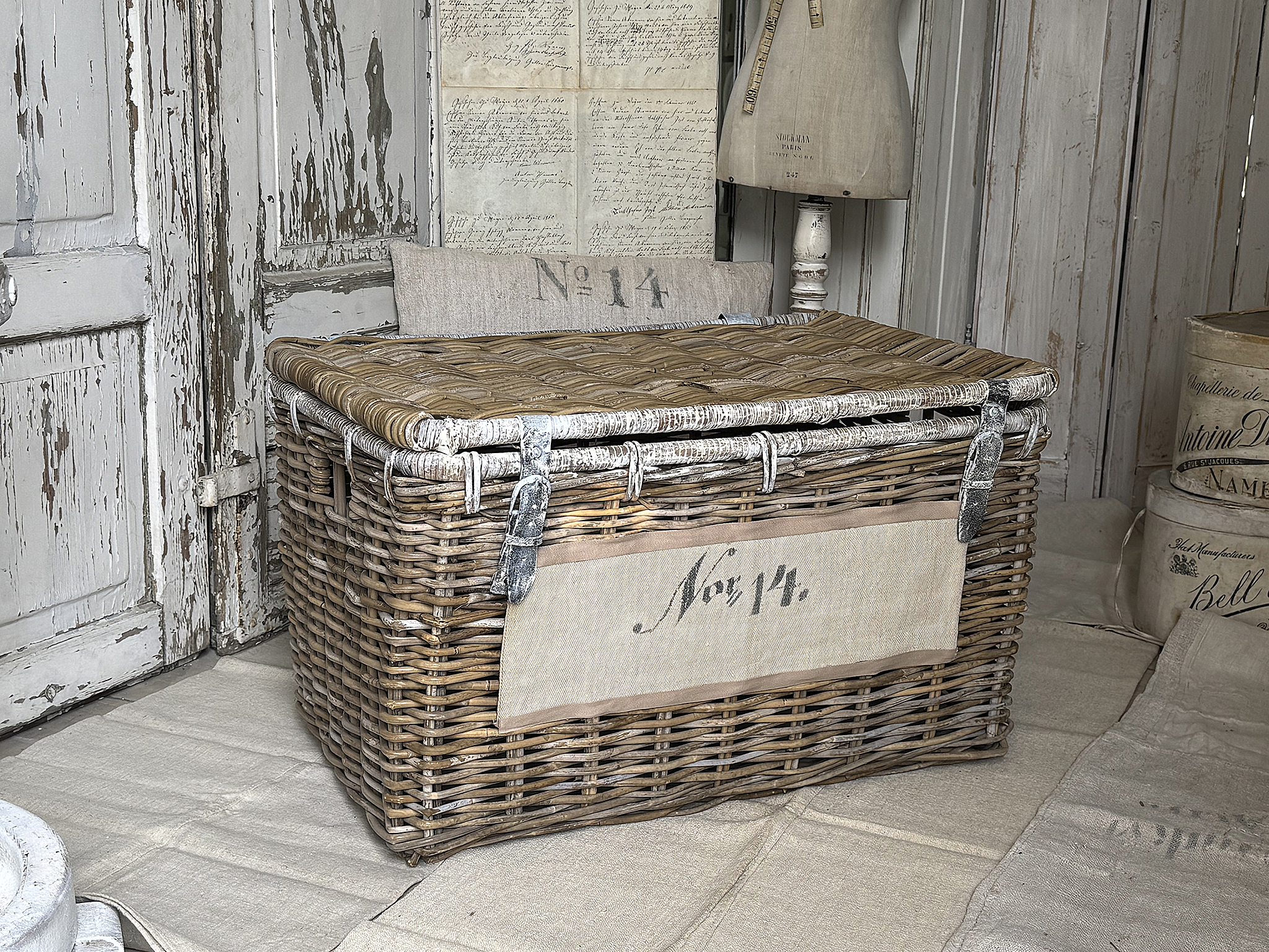 Alter Weinkorb mit Klappdeckel – Shabby-Chic-Korb mit Mehlsack-Schild***