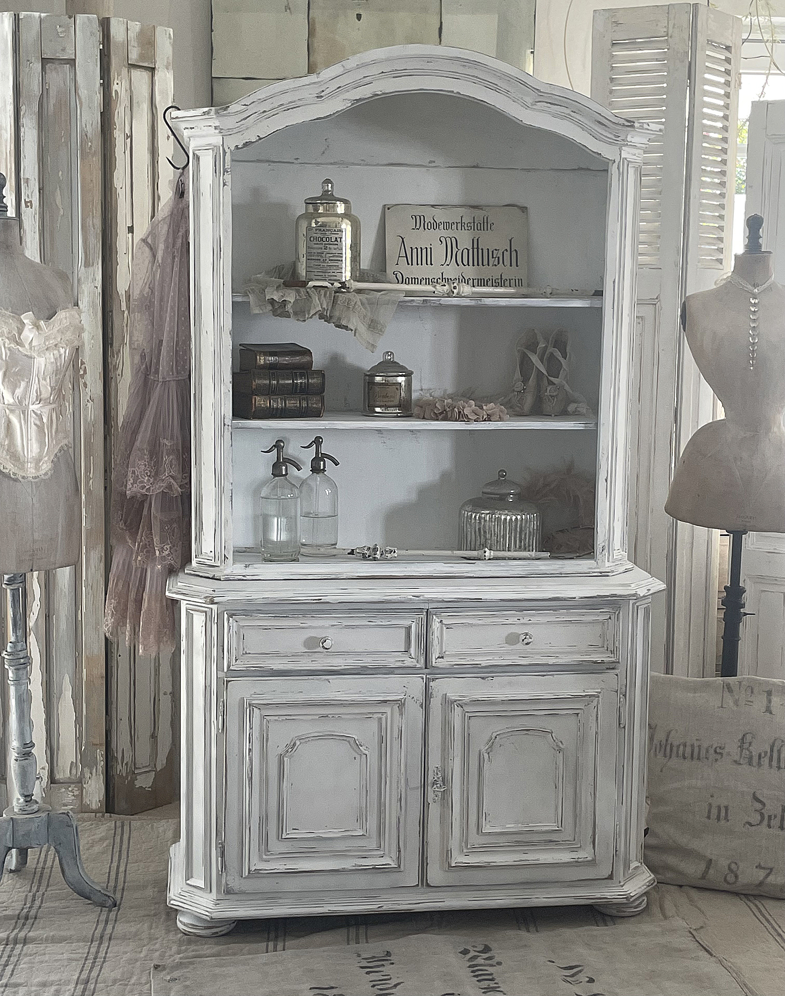 Antiker weißer Vintage-Vitrine im Shabby-Chic-Stil Vitrine im Shabby-Chic-Stil mit Glaselementen und dekorativen Accessoires