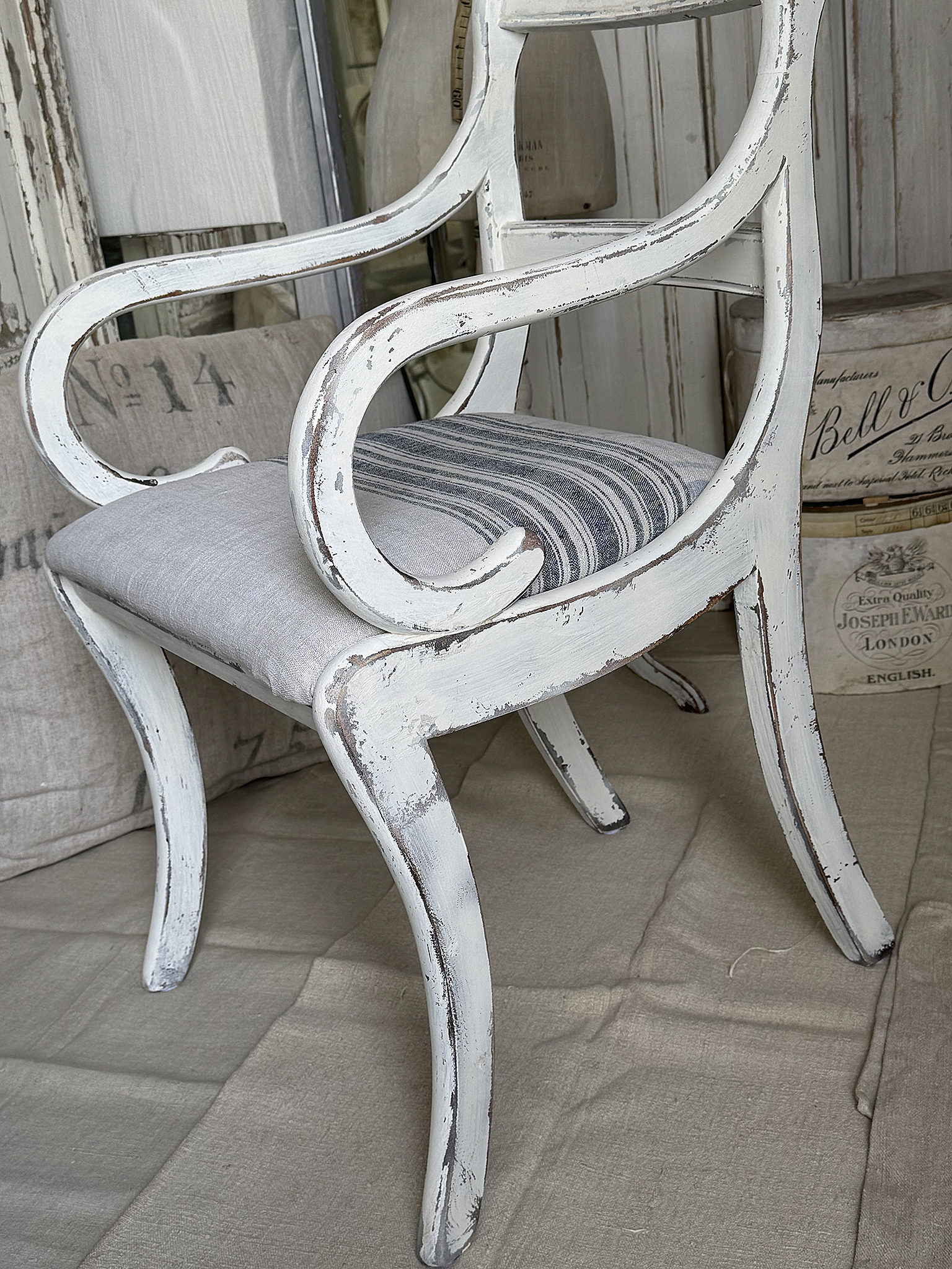Geschwungener Armlehnenstuhl im Shabby Chic – Vintage Vollholzstuhl mit altem Mehlsack***