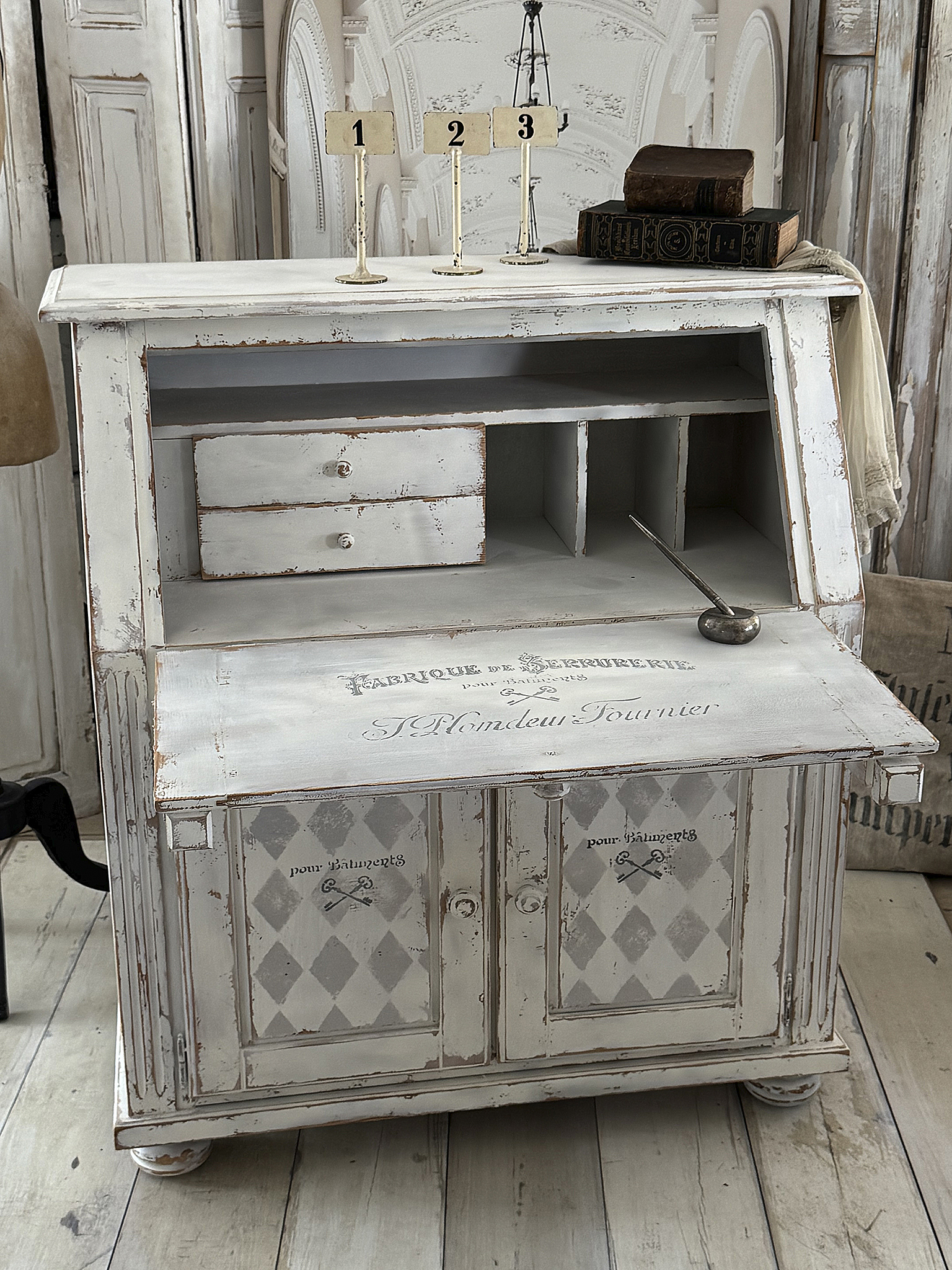 Alter Schranksekretär im mattweißen Shabby-Chic – funktionales Unikat mit französischem Charme***