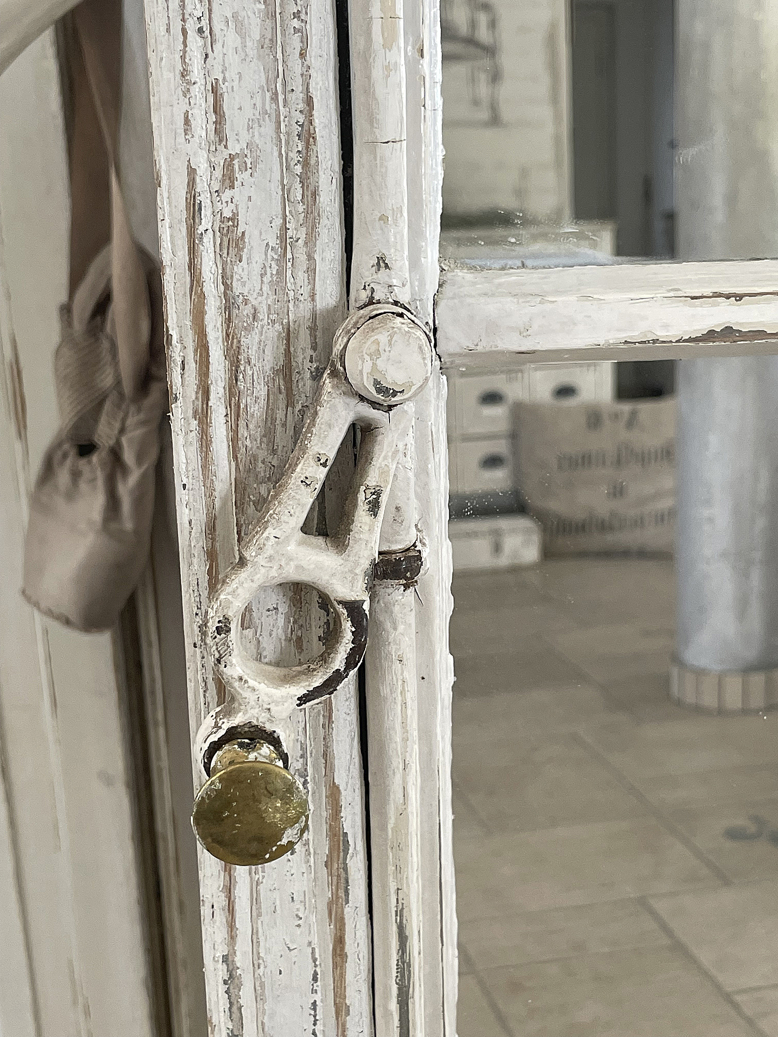 Antikes Sprossen/Spiegelfenster mit Pendelgriff *** Antikes Sprossen/Spiegelfenster mit Pendelgriff ***
