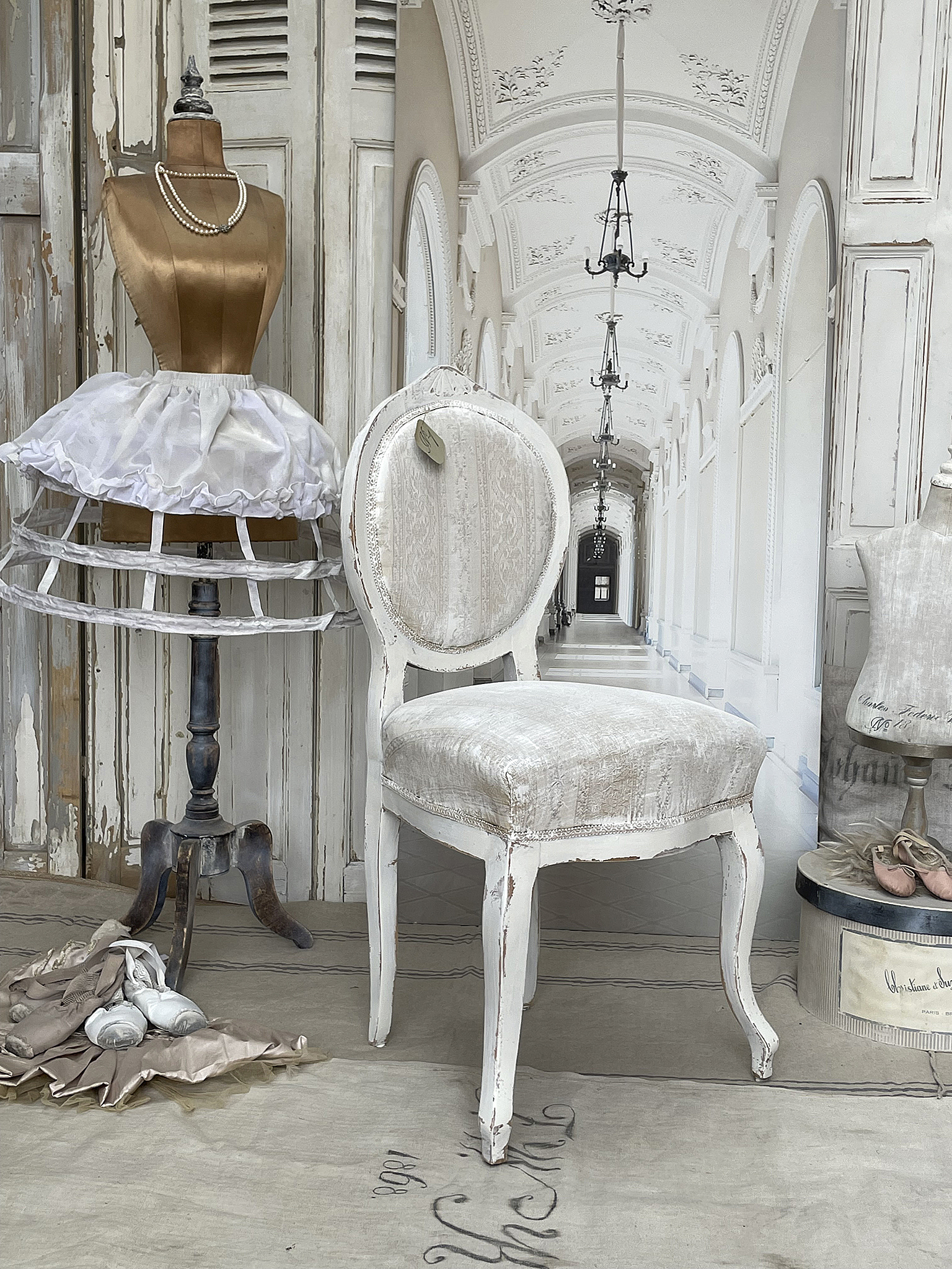 Eleganter Vintage-Stuhl in stilvoller Umgebung Vintage-Stuhl in einem Raum mit Schaufensterpuppe und Ballettschuhen