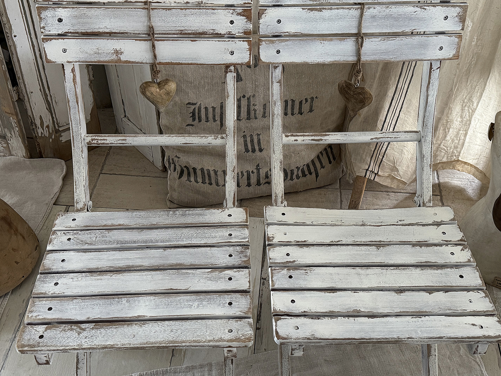 Alter, süßer Klappstuhl im weißen Shabby-Kleid – ein Vintage-Liebling mit Herz***