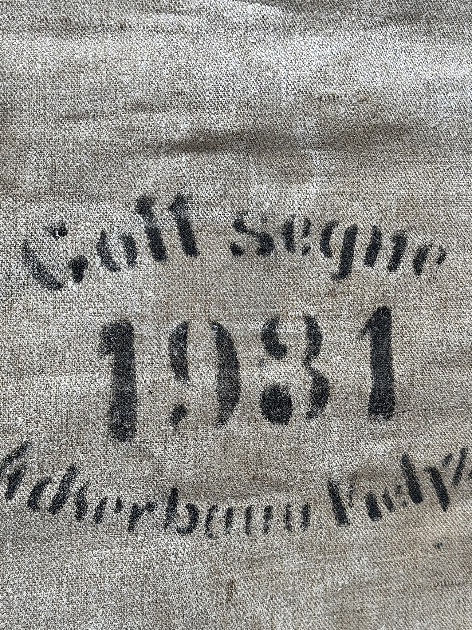 Vintage Jutesack mit dem Aufdruck 1981 und dem Schriftzug 'Caff segne' Jutesack mit dem Jahr 1981 und dem Schriftzug 'Caff segne', ideal für Dekoration und Sammlerstücke.