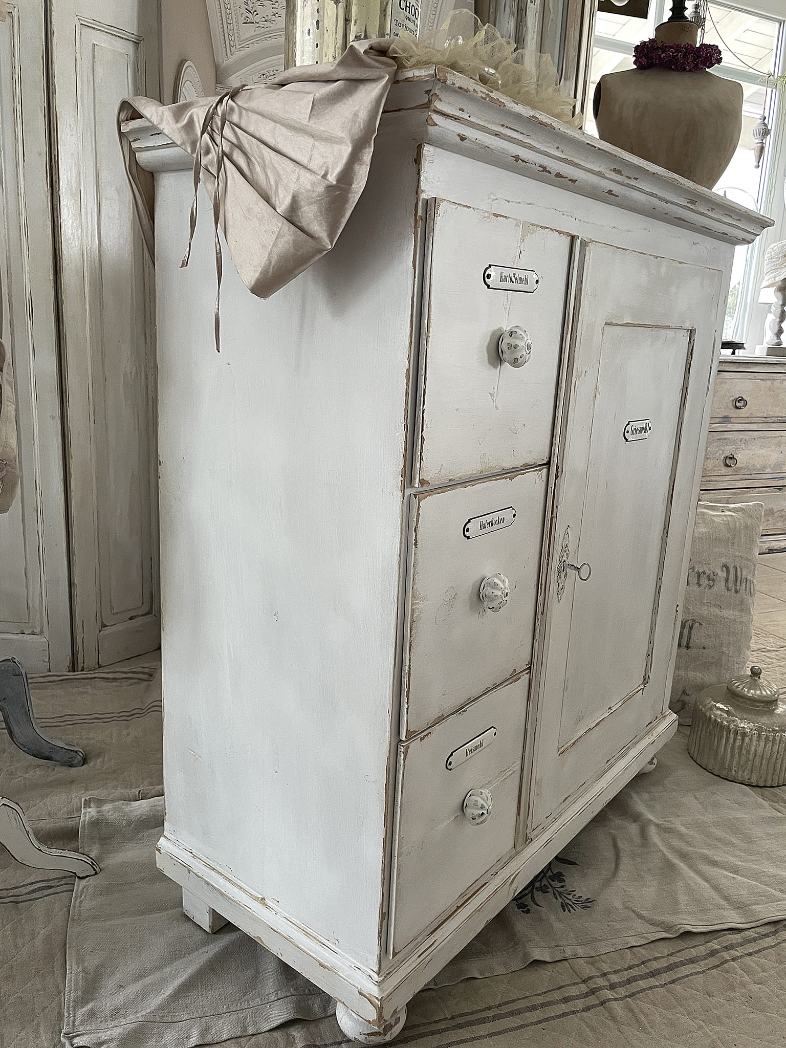 Schöner weißer Vintage-Möbelstück mit Schubladen Vintage Möbelstück in Weiß mit Schubladen und elegantem Design