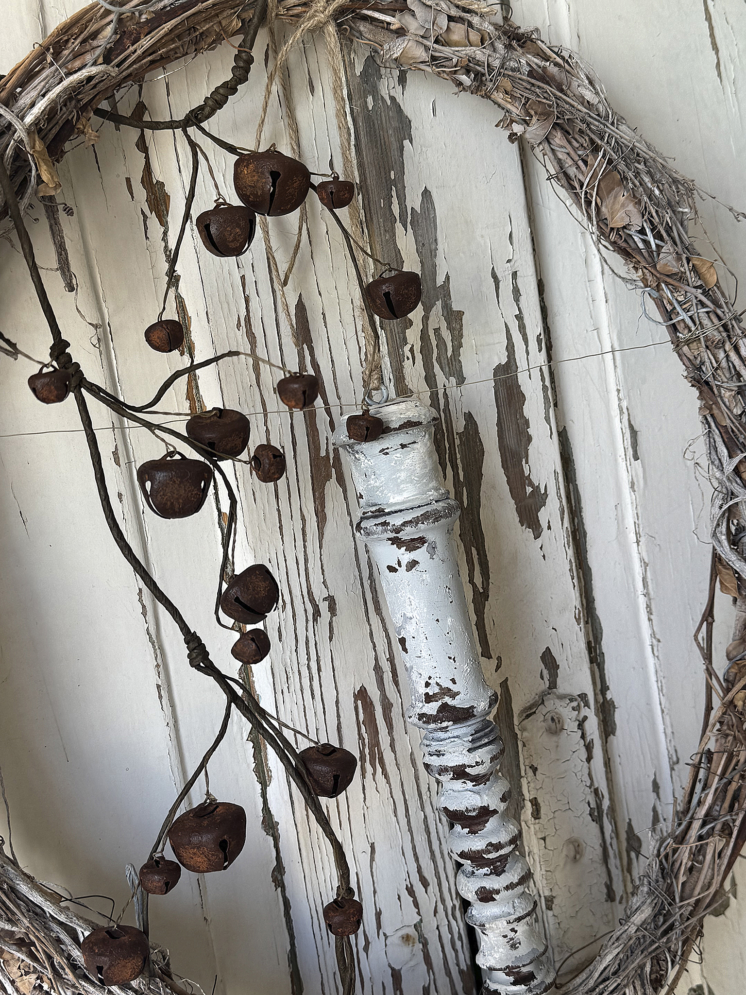 Zauberhafter ovaler Schellenkranz mit antikem Holzstab und sanften Elfenklängen – Romantischer Shabby Chic mit nostalgischem Charme***