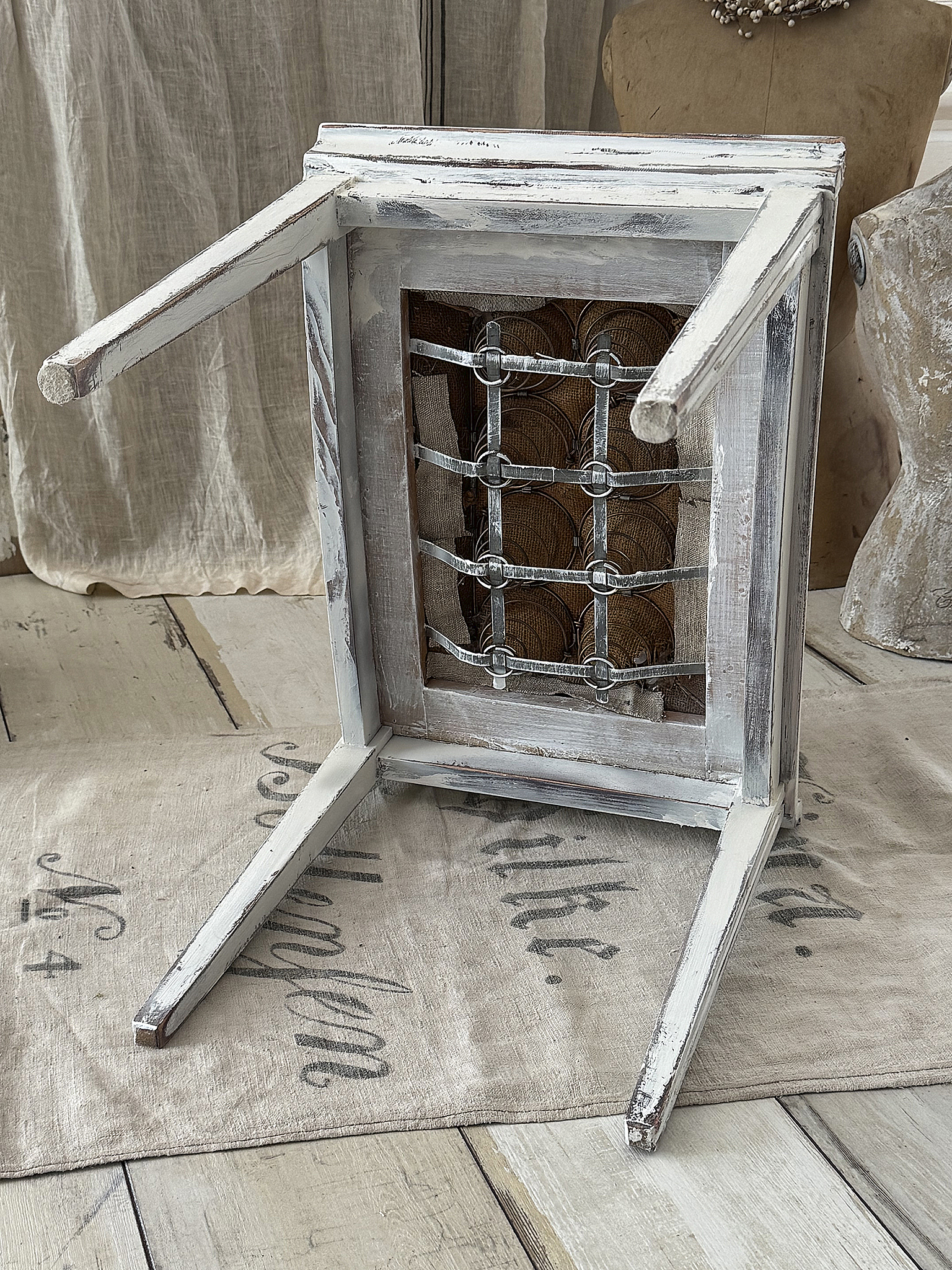 Alter Polsterhocker mit elegantem Shabby-Chic-Charme***