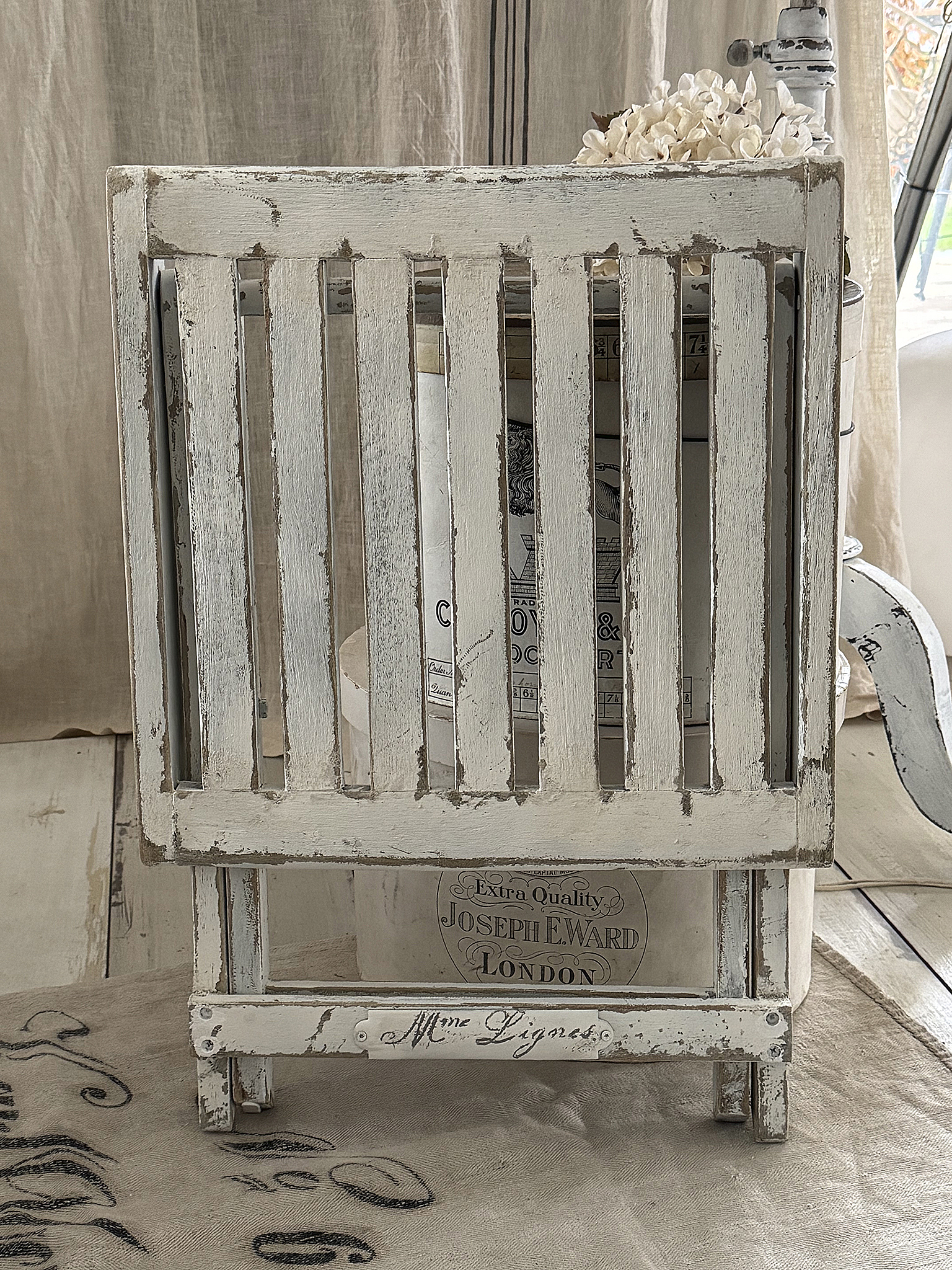 Shabby-Beistelltischchen & Hocker – Klappbar, praktisch und voller Charme***