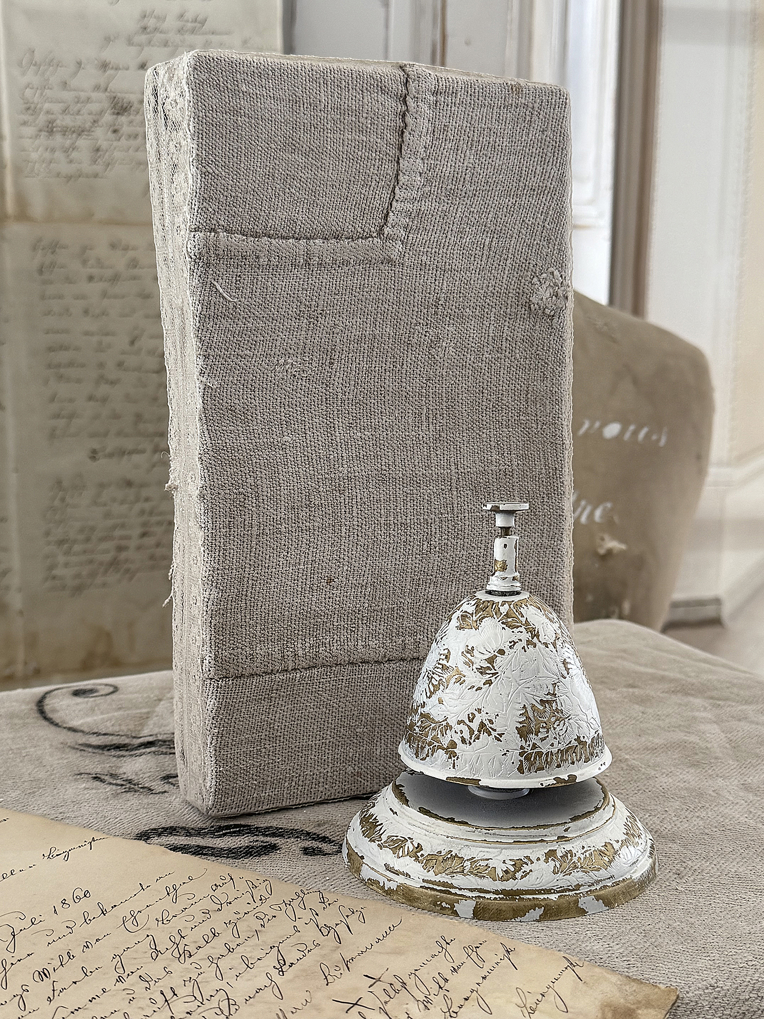 Alte Messing-Tischglocke mit Mehlsackpodest***