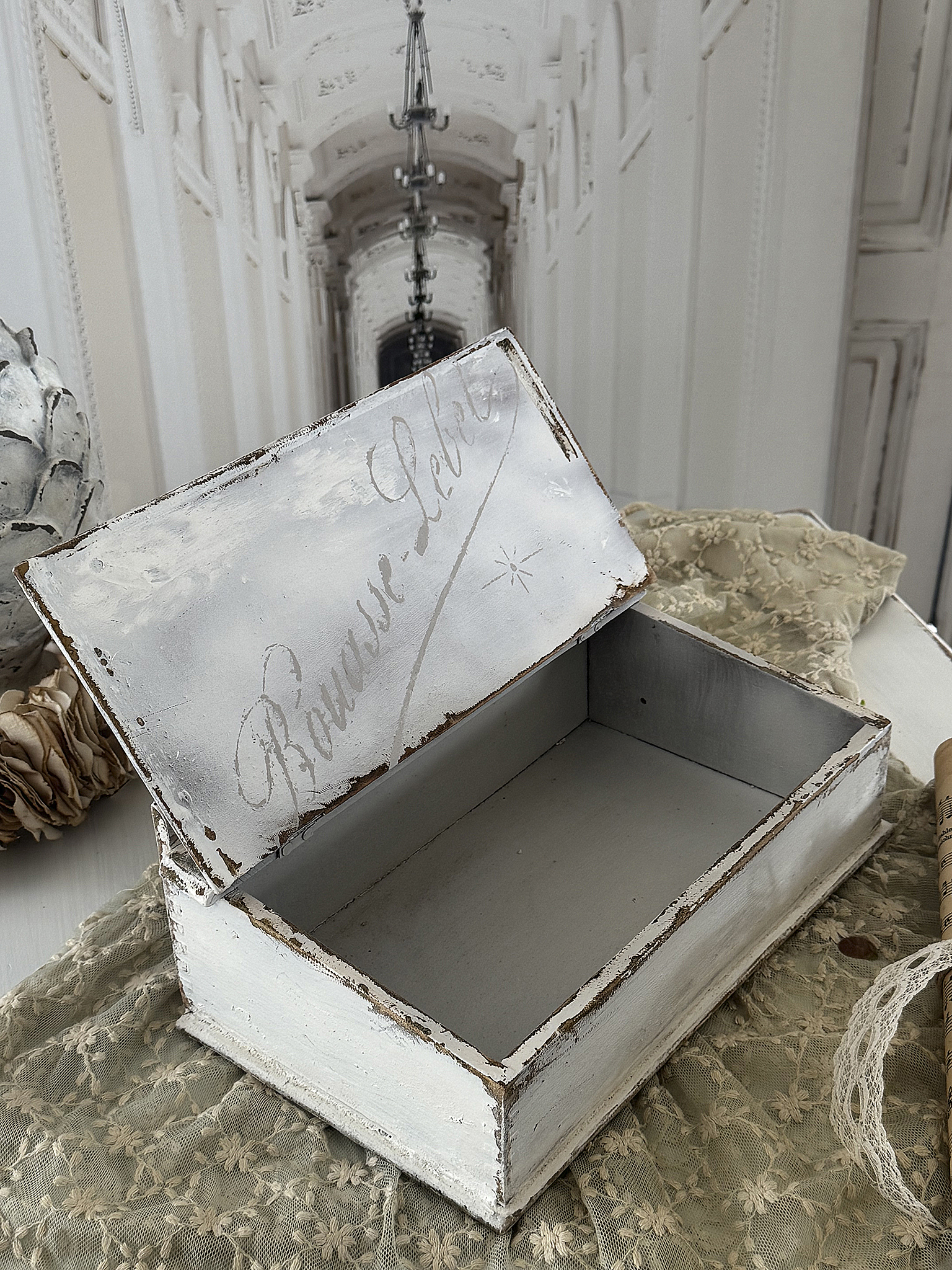 Alte Holzklappkiste im Shabby Chic mit französischen Schriftzügen***