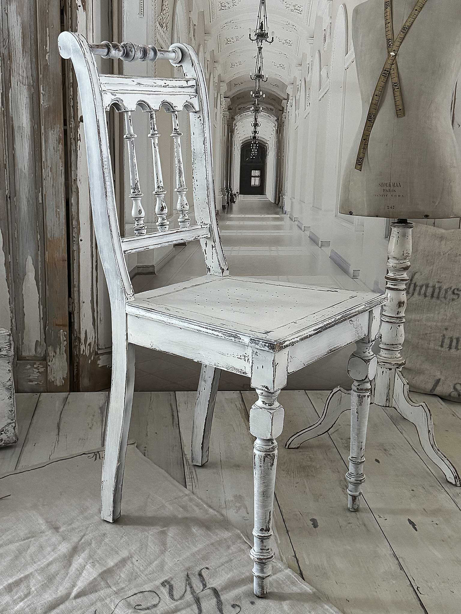 Antiker Gründerzeitstuhl im mattweißen Shabby-Kleid – charmant und zeitlos*** Antiker Gründerzeitstuhl im mattweißen Shabby-Kleid – charmant und zeitlos***