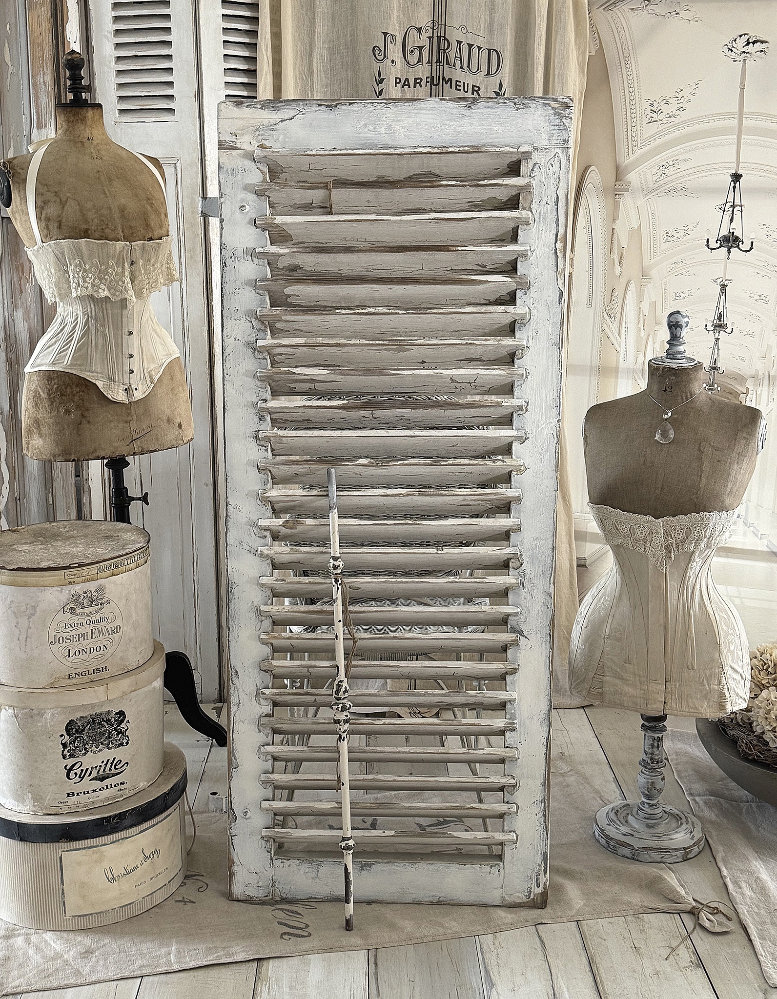 Antiker Lamellenladen mit Geländerstab creme-weiß***