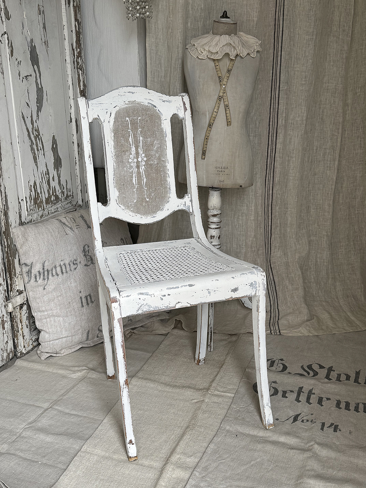 Antiker Shabby Chic Stuhl mit Wiener Geflecht & altem Leinen – handveredeltes Einzelstück im Jugendstil***