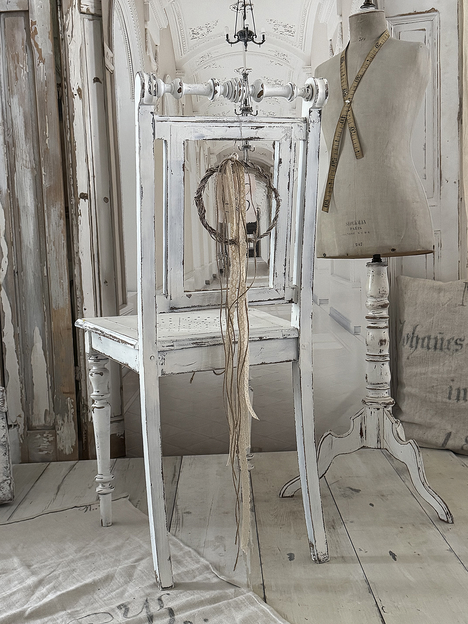 Antiker Gründerzeitstuhl im mattweißen Shabby-Kleid *** Antiker Gründerzeitstuhl im mattweißen Shabby-Kleid ***