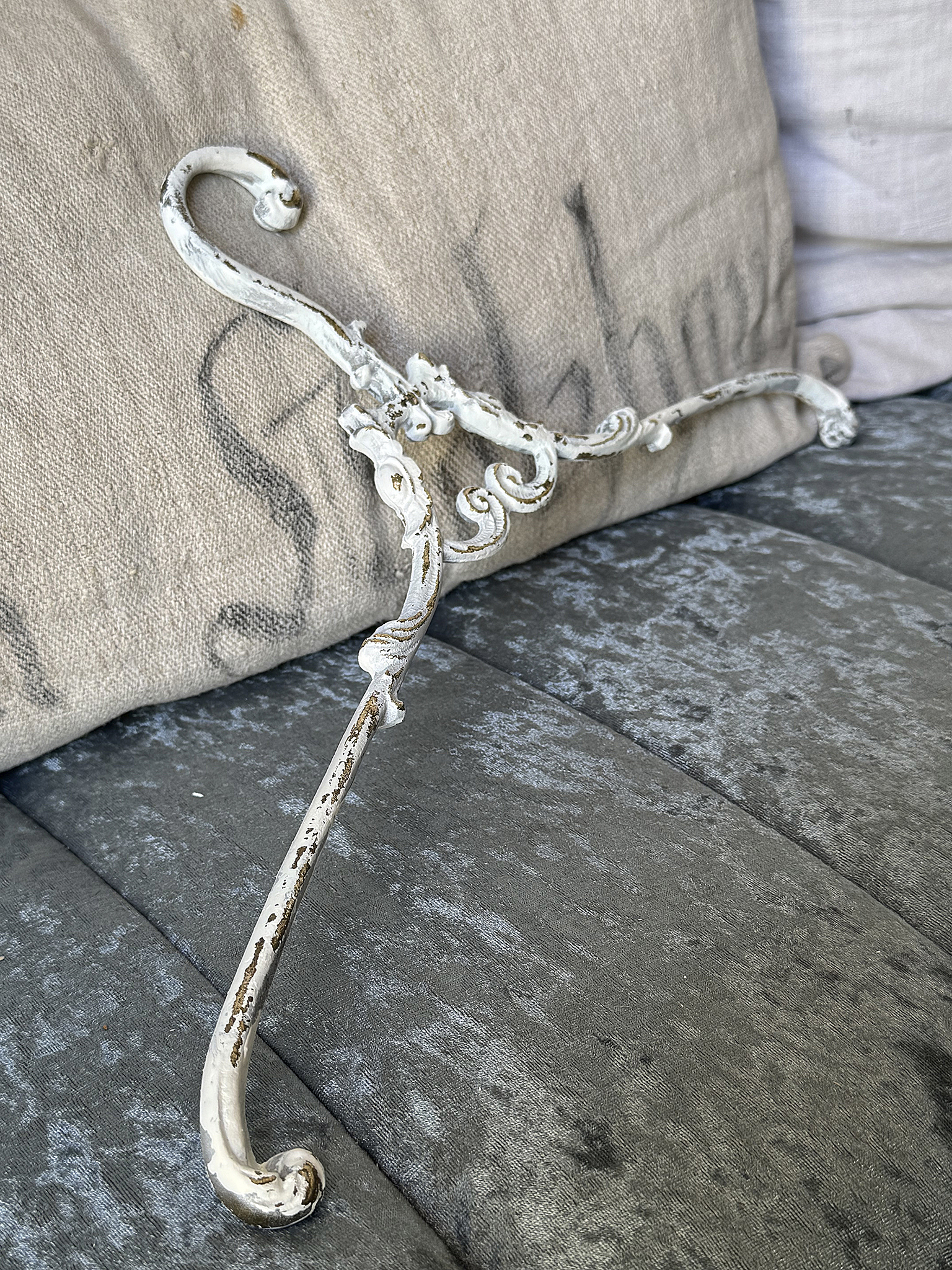 Zwei charmante Shabby-Kleiderbügel mit Geschichte***