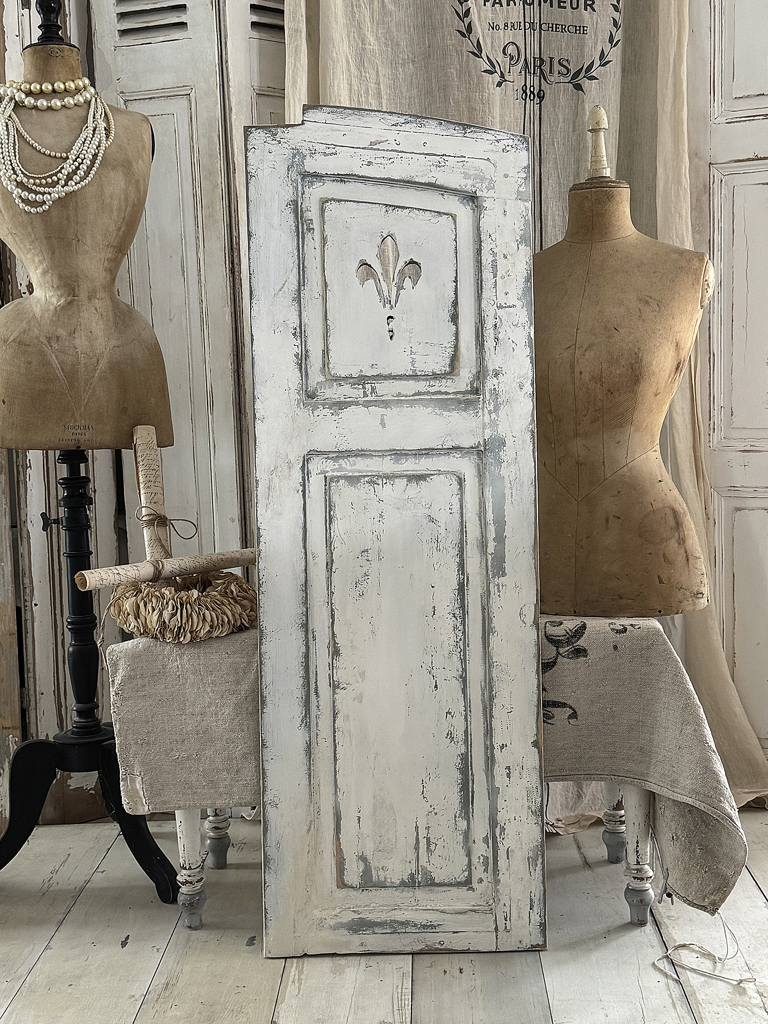Antiker französischer Shabby-Fensterladen aus Vollholz mit Lilien-Dekor***