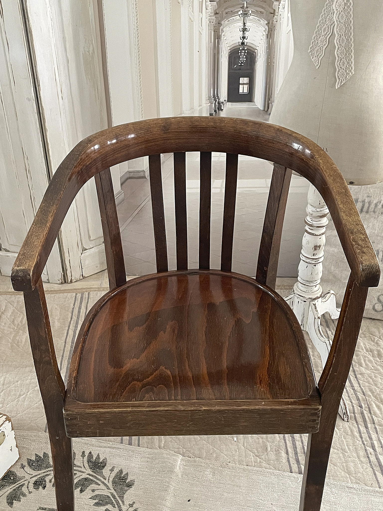 Eleganter Holzstuhl mit Armlehnen in klassischem Design Ansicht eines klassischen Holzstuhls mit Armlehnen und attraktivem Holzfinish