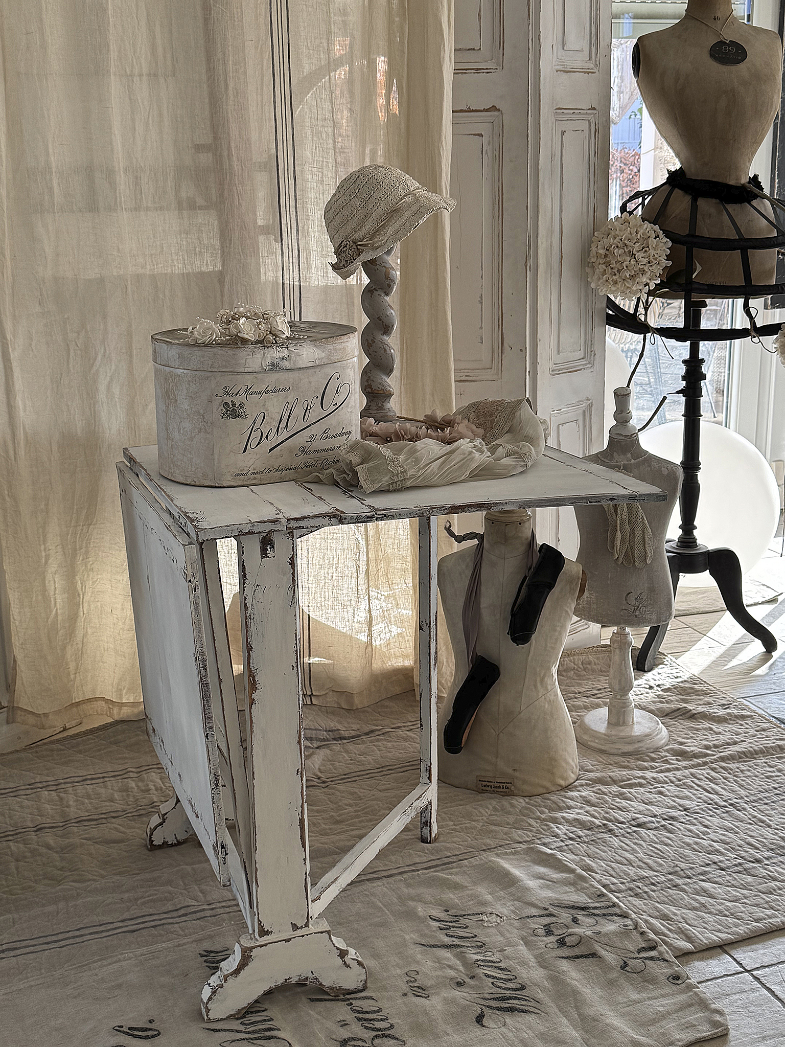 Antiker Klapptisch im Original-Vintage-Kleid