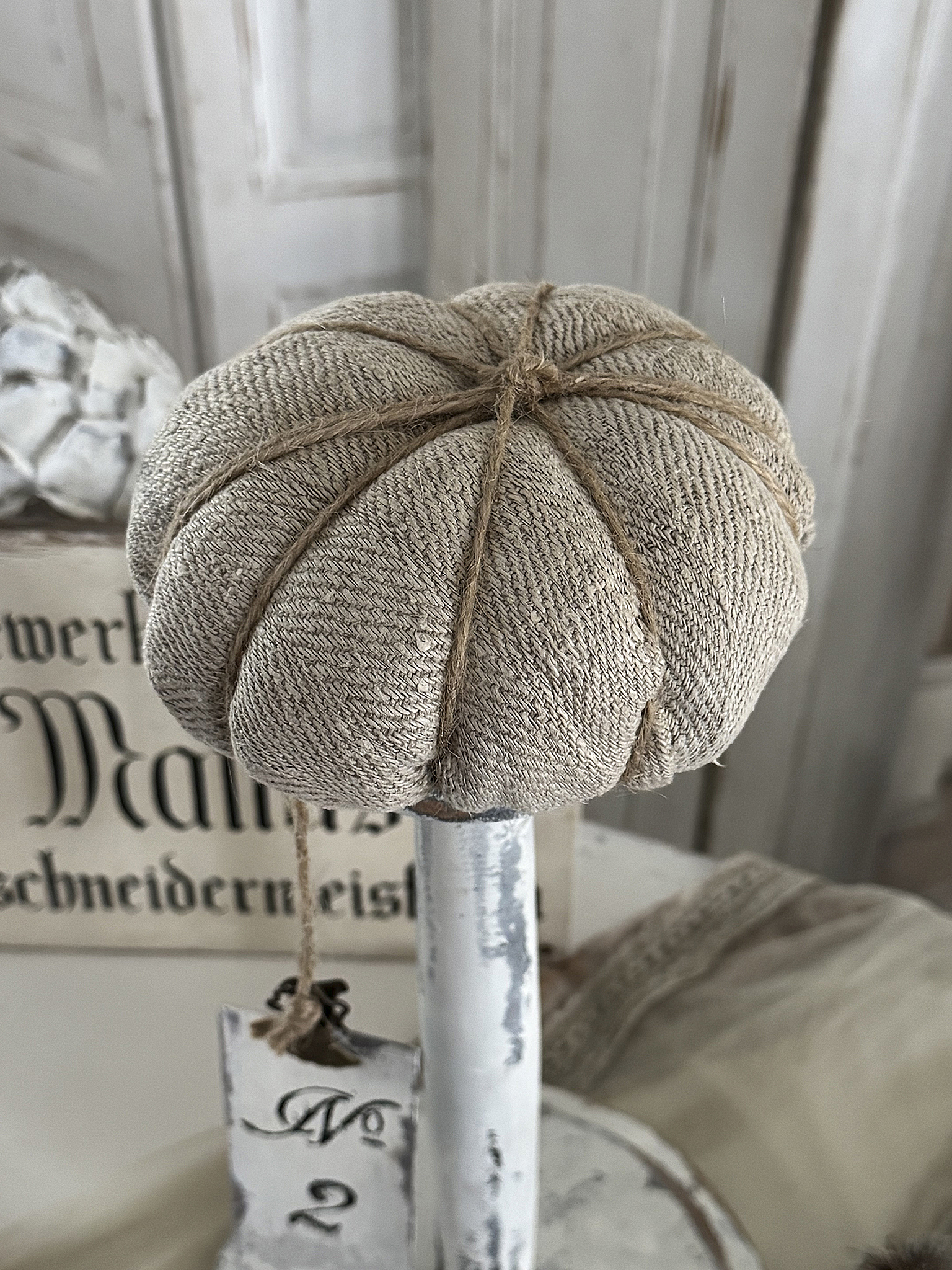  Alter, charmanter Hutständer im weißen Shabby-Kleid***