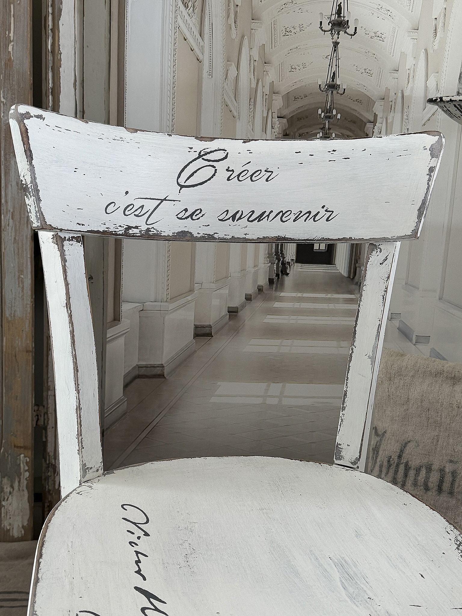 Bauhaus-Stuhl im weißen Kleid***