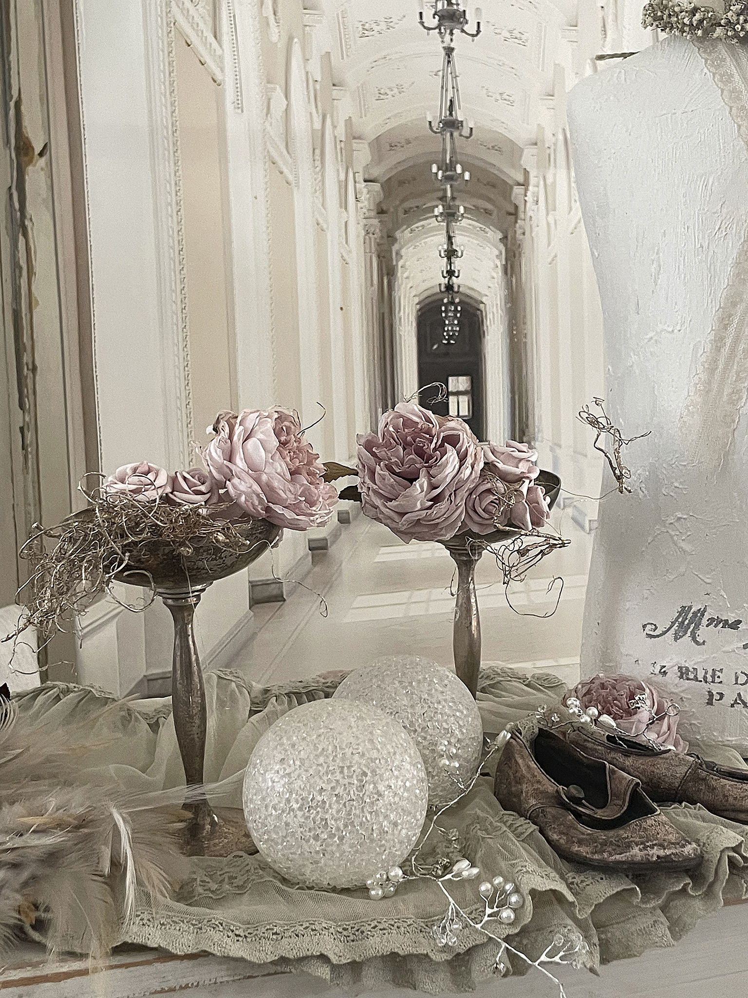 Elegante Hochzeitsdekoration mit Rosen und Accessoires Stilvolle Tischdekoration mit Rosen in Vintage-Optik und funkelnden Elementen