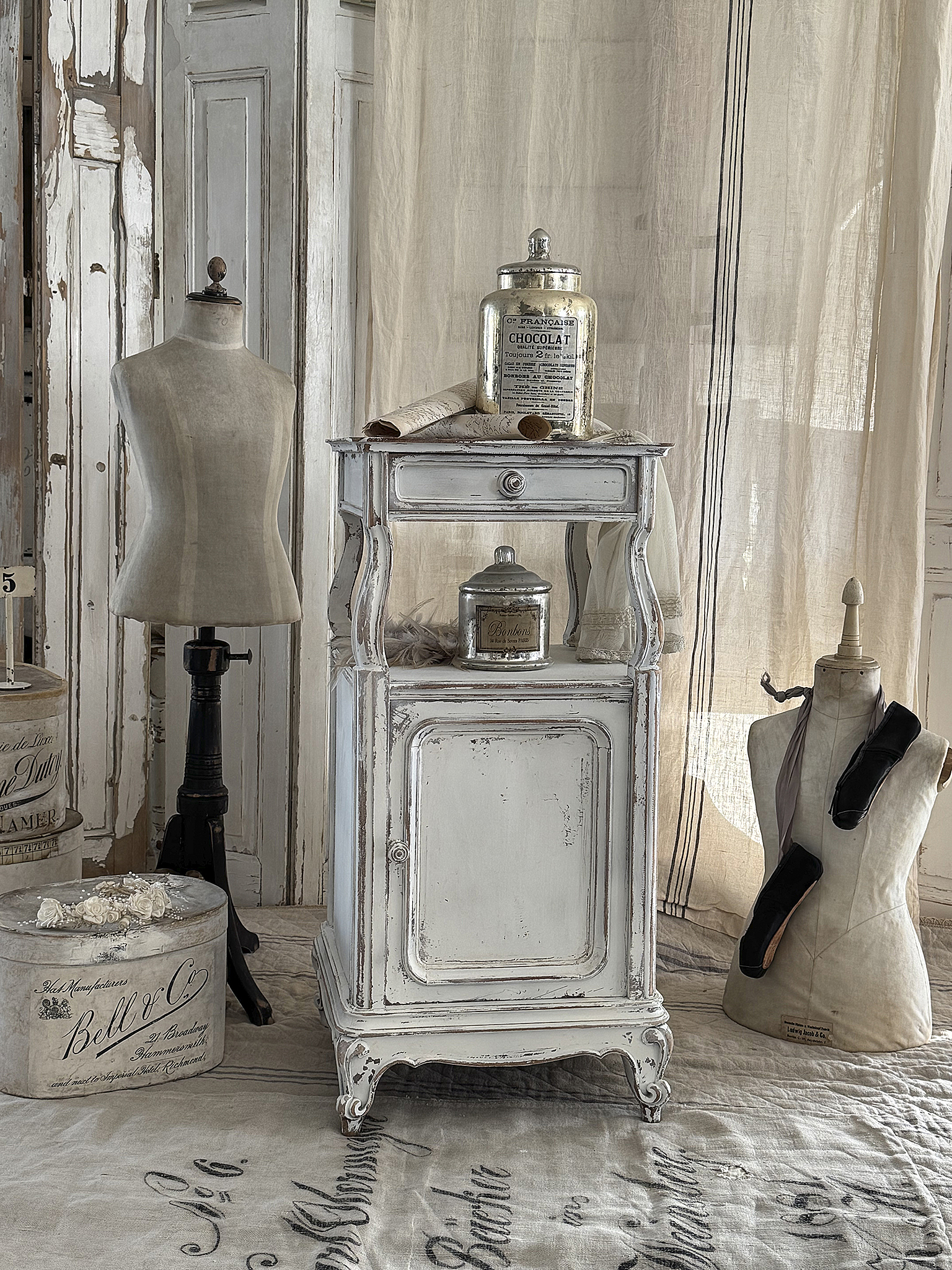 Reizendes, antikes französisches Säulenschränkchen***