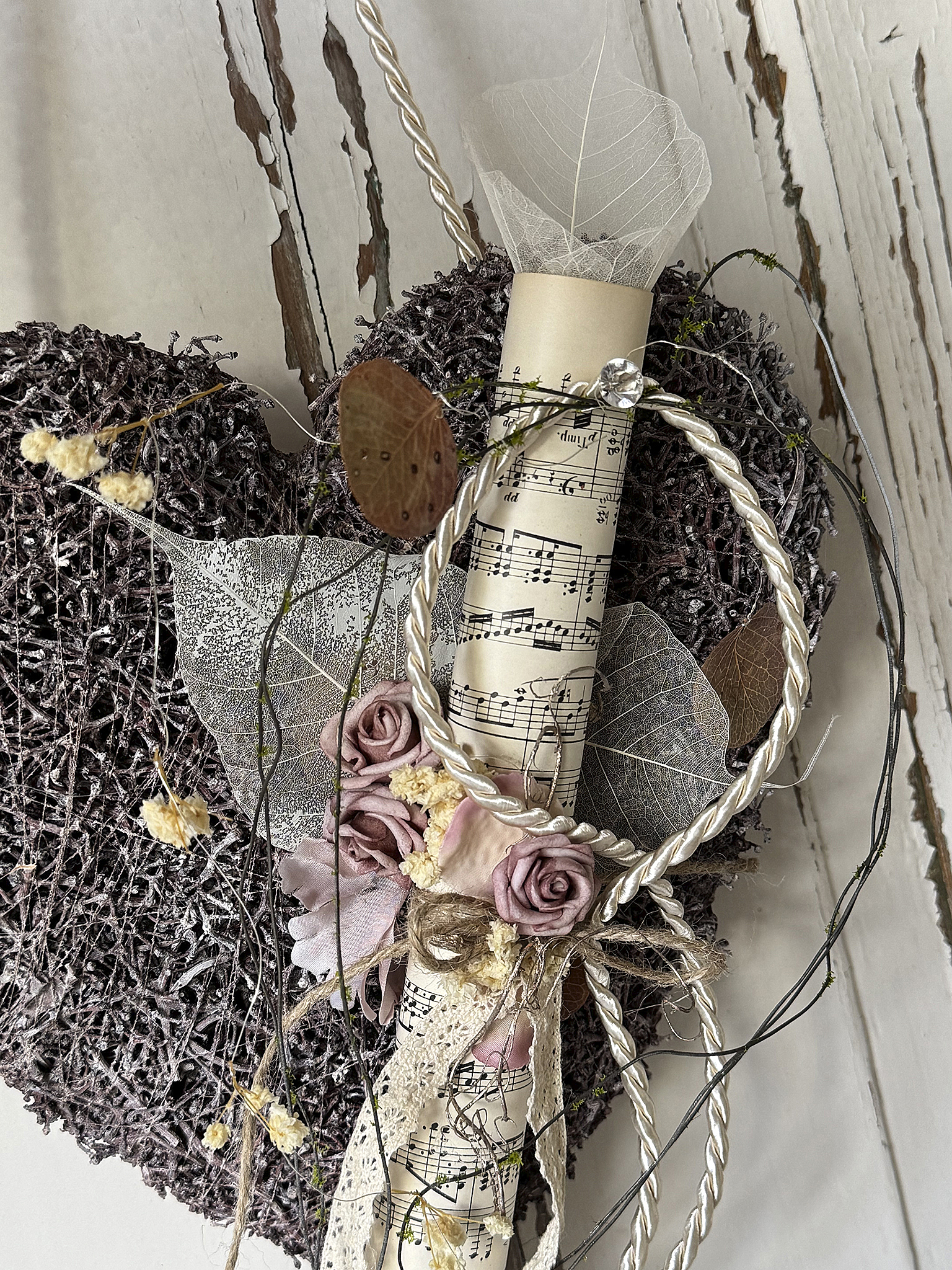 Beerenfarbenes Rebenherz mit Vintage-Notenblatt – romantische Landhausdeko im Shabby-Chic-Stil 1***