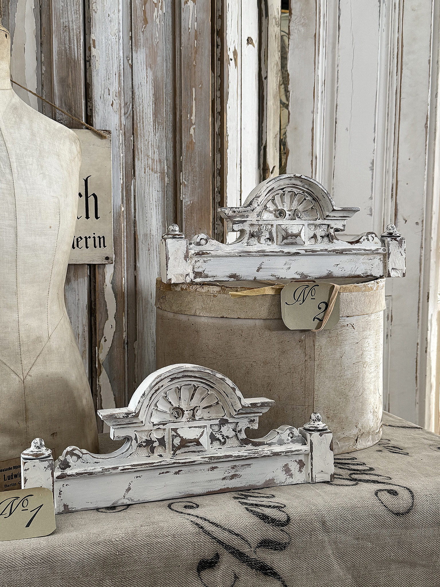 Antike Schrankkronen im alten Lack – kleine Schätze vergangener Handwerkskunst*** Antike Schrankkronen im alten Lack – kleine Schätze vergangener Handwerkskunst***